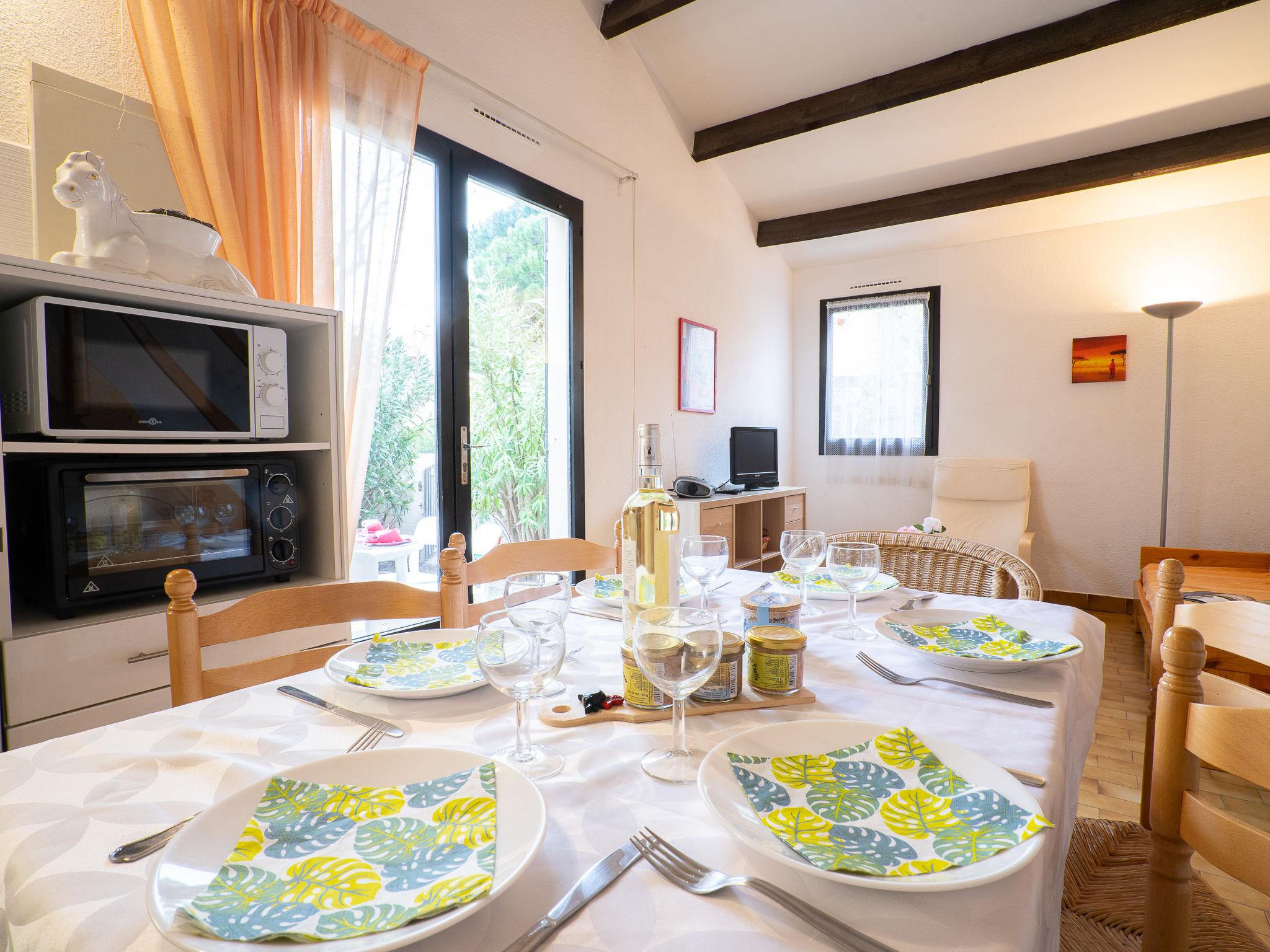 Photo 2 - Maison de 1 chambre à Le Grau-du-Roi avec terrasse et vues à la mer