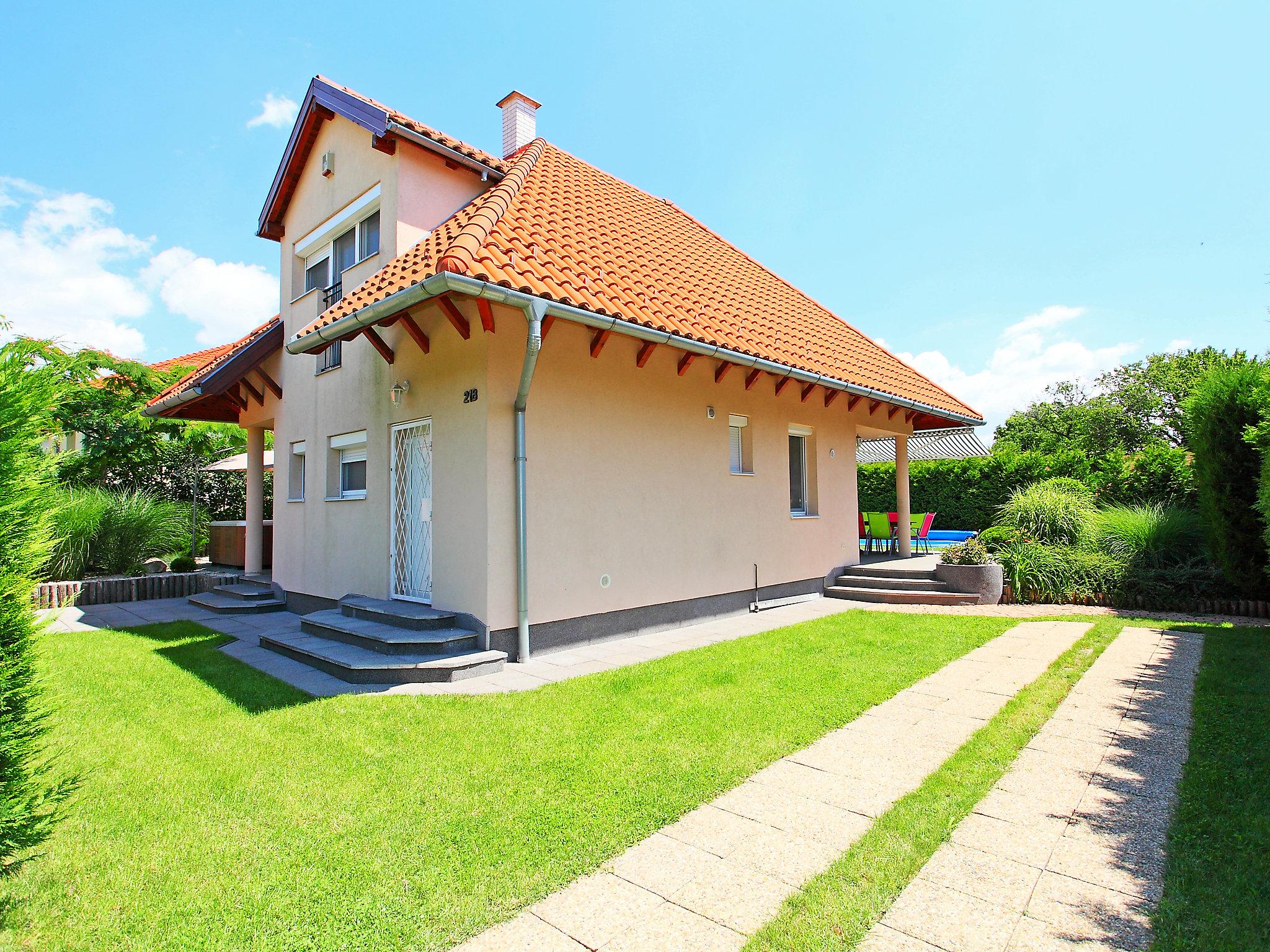 Foto 22 - Casa de 4 quartos em Siófok com piscina privada e jardim