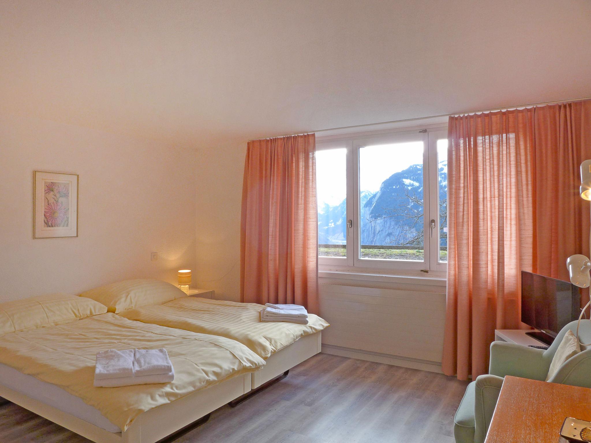 Foto 1 - Appartamento con 1 camera da letto a Lauterbrunnen con vista sulle montagne