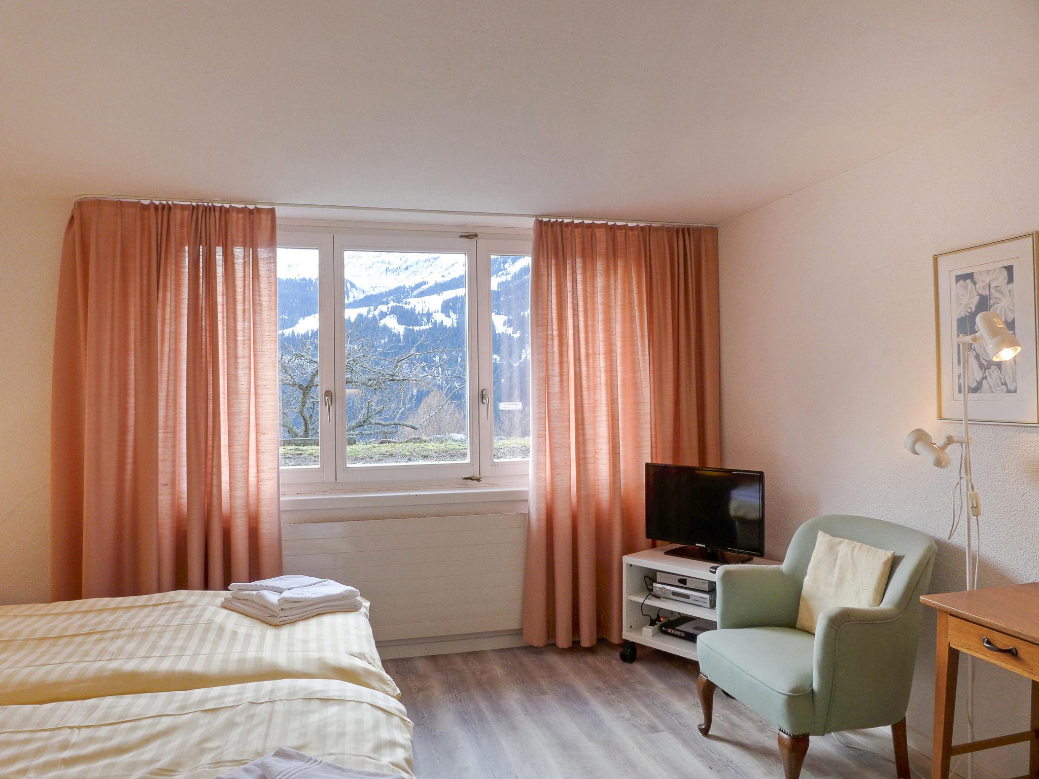 Foto 3 - Apartamento de 1 habitación en Lauterbrunnen con vistas a la montaña