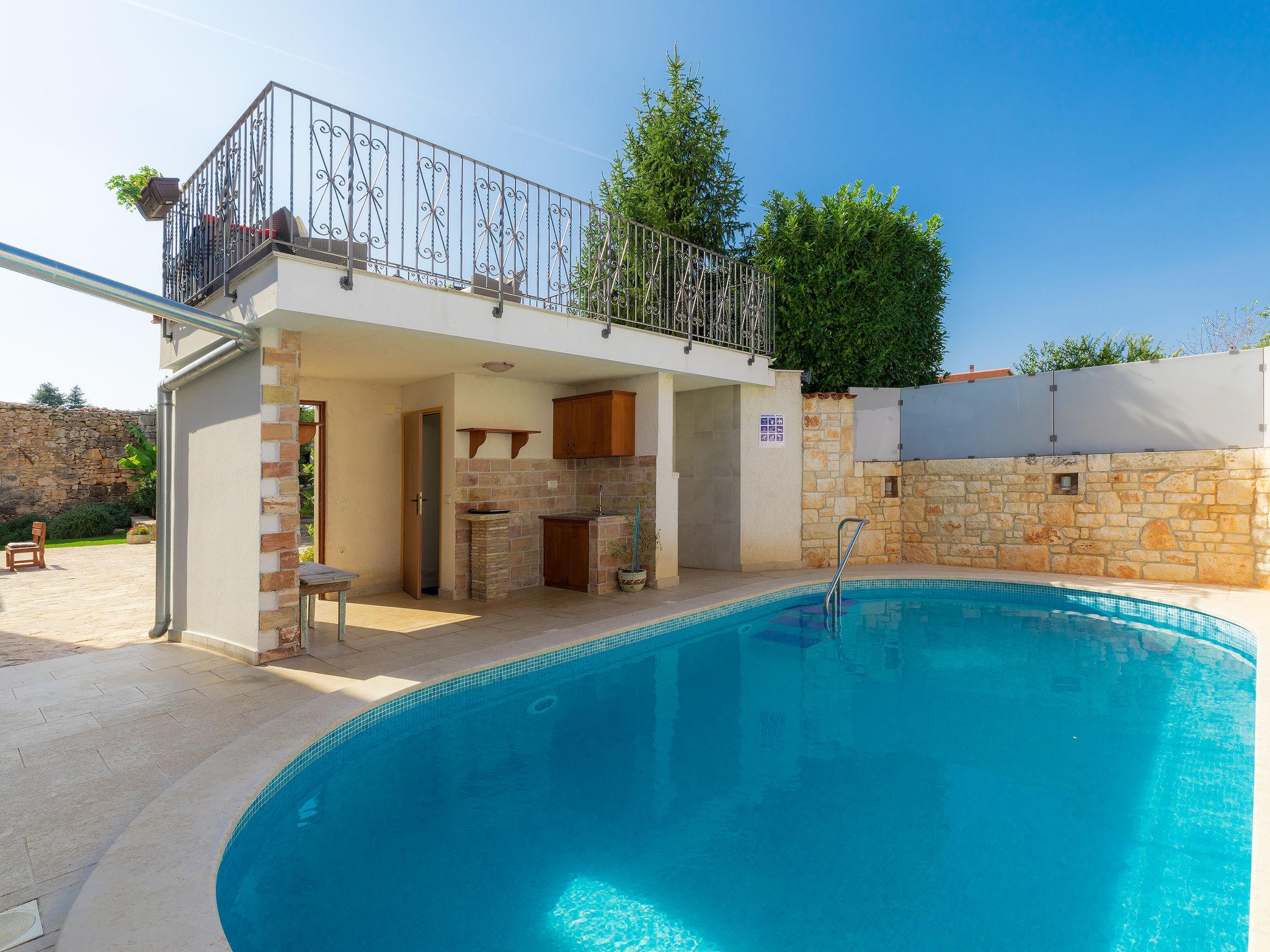 Foto 16 - Casa con 2 camere da letto a Marčana con piscina privata e vista mare