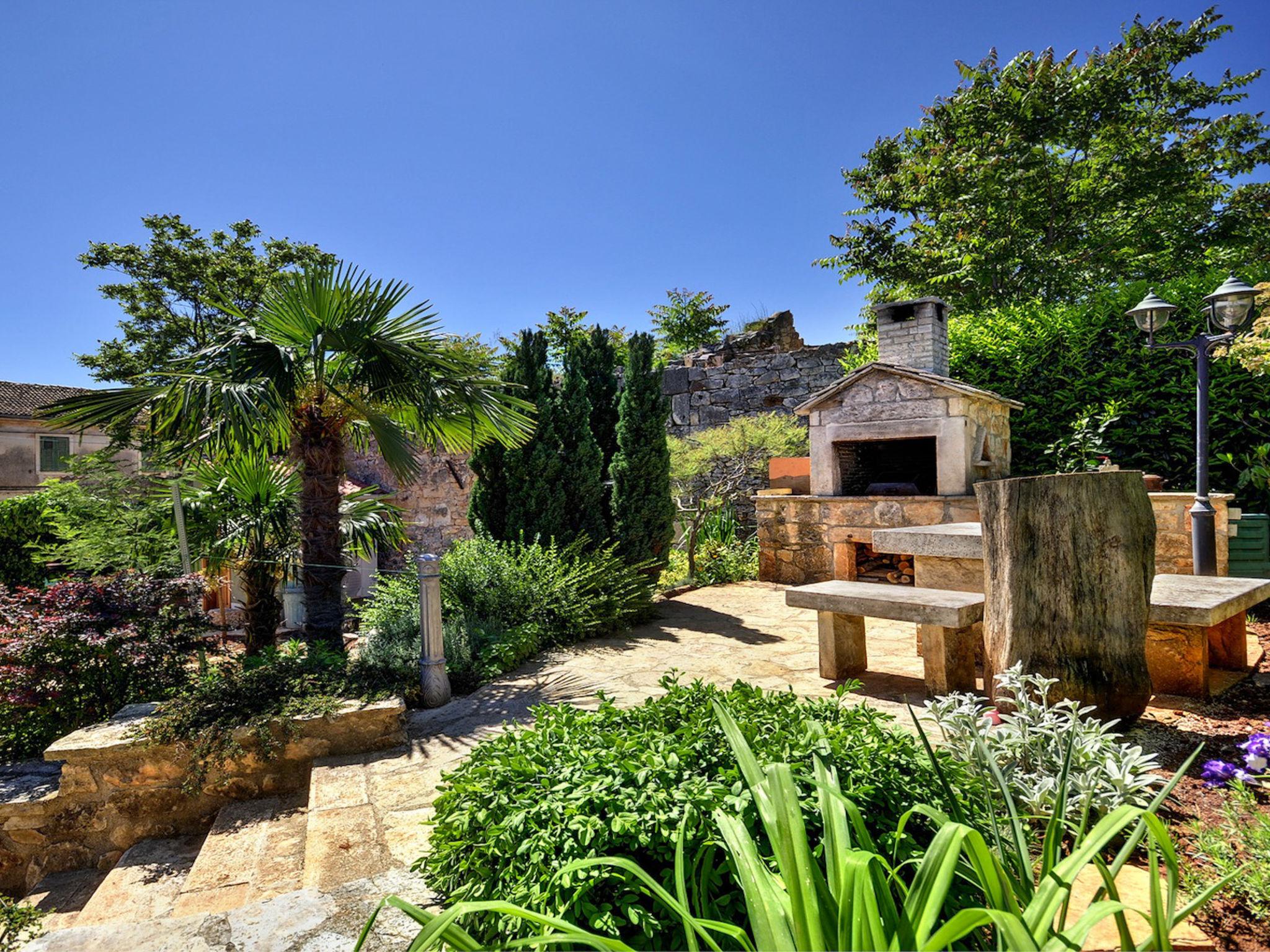 Foto 45 - Casa de 2 quartos em Marčana com piscina privada e jardim