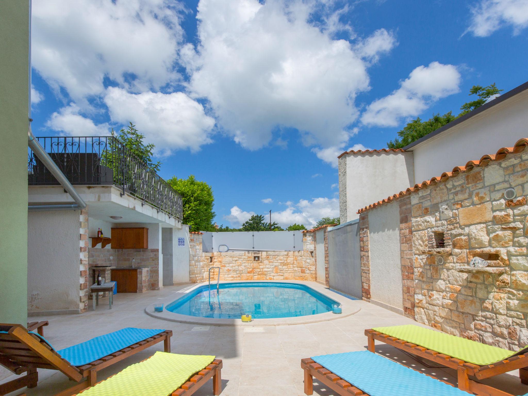 Foto 2 - Casa con 2 camere da letto a Marčana con piscina privata e vista mare