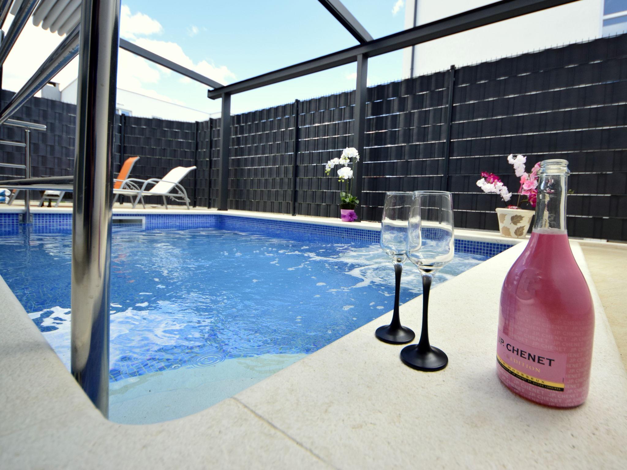 Foto 1 - Apartamento de 2 quartos em Trogir com piscina privada e vistas do mar