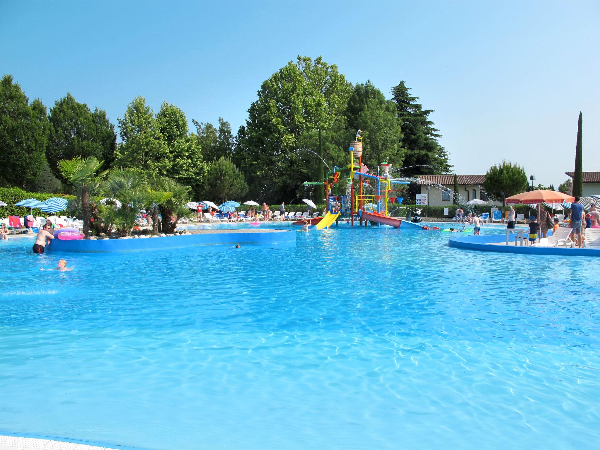 Photo 2 - Maison de 2 chambres à Peschiera del Garda avec piscine et vues sur la montagne