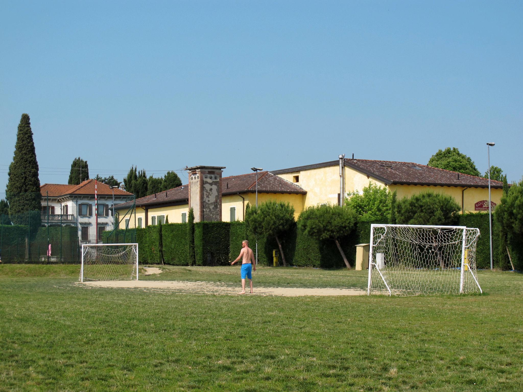 Foto 31 - Appartamento con 2 camere da letto a Peschiera del Garda con piscina e giardino