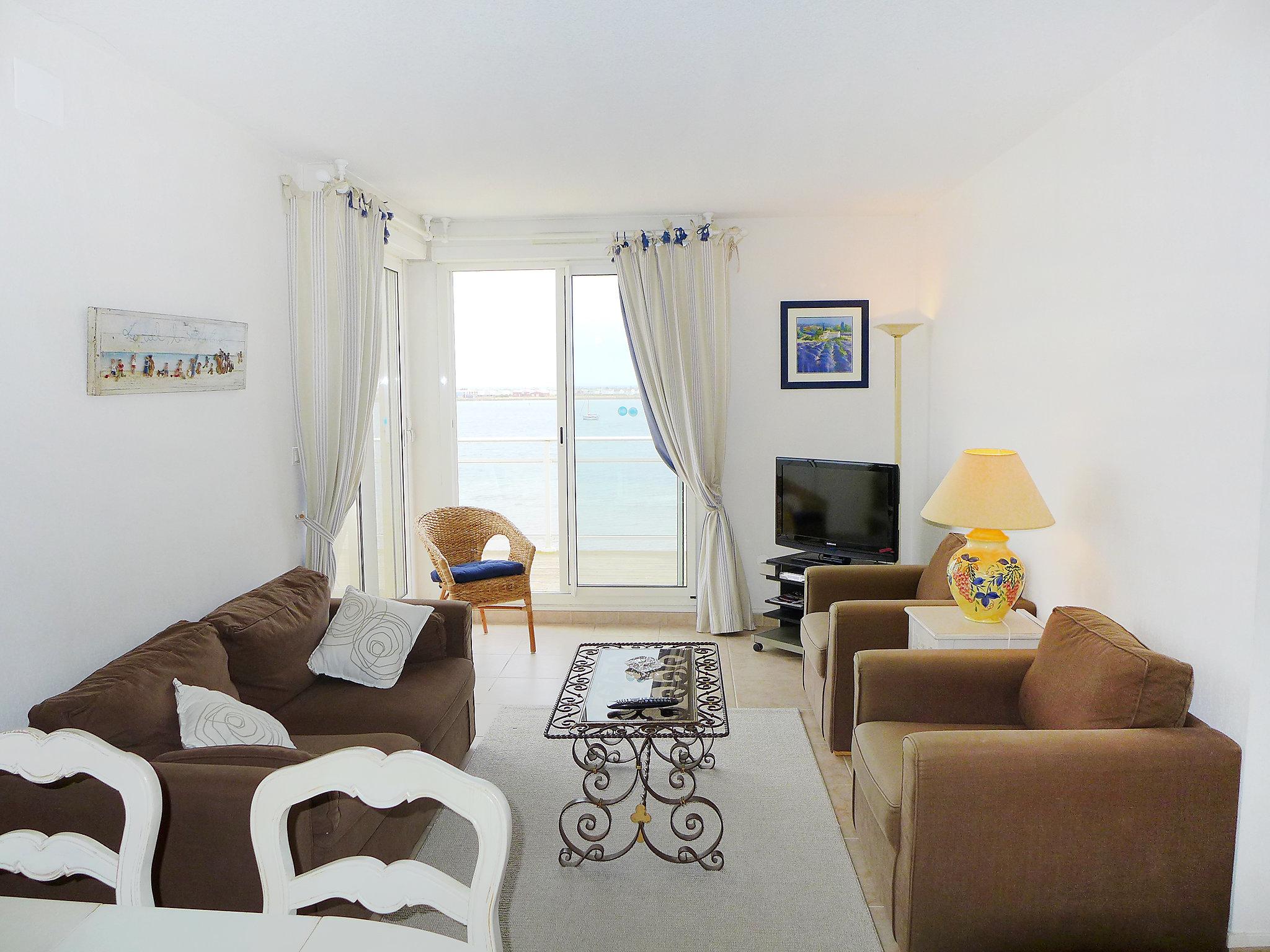 Photo 2 - 3 bedroom Apartment in Gruissan with swimming pool and sea view