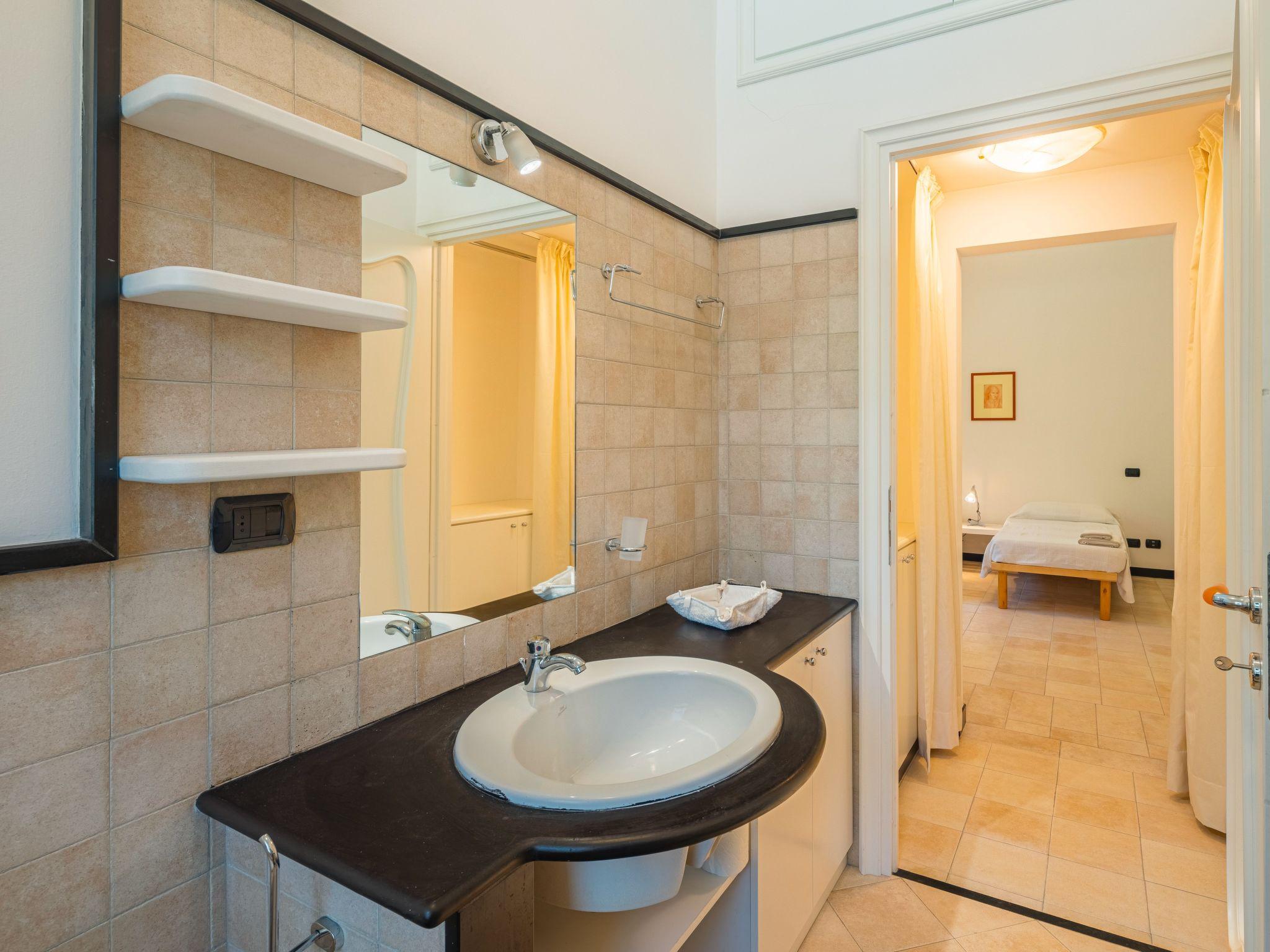 Foto 16 - Appartamento con 2 camere da letto a Rapallo con piscina e vista mare