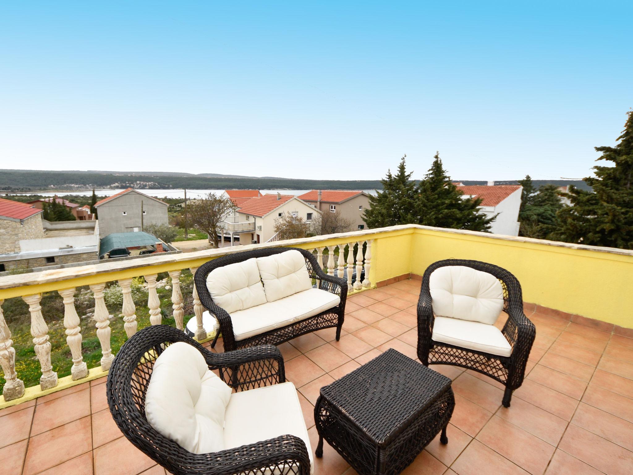 Foto 2 - Apartamento de 2 quartos em Obrovac com terraço e vistas do mar
