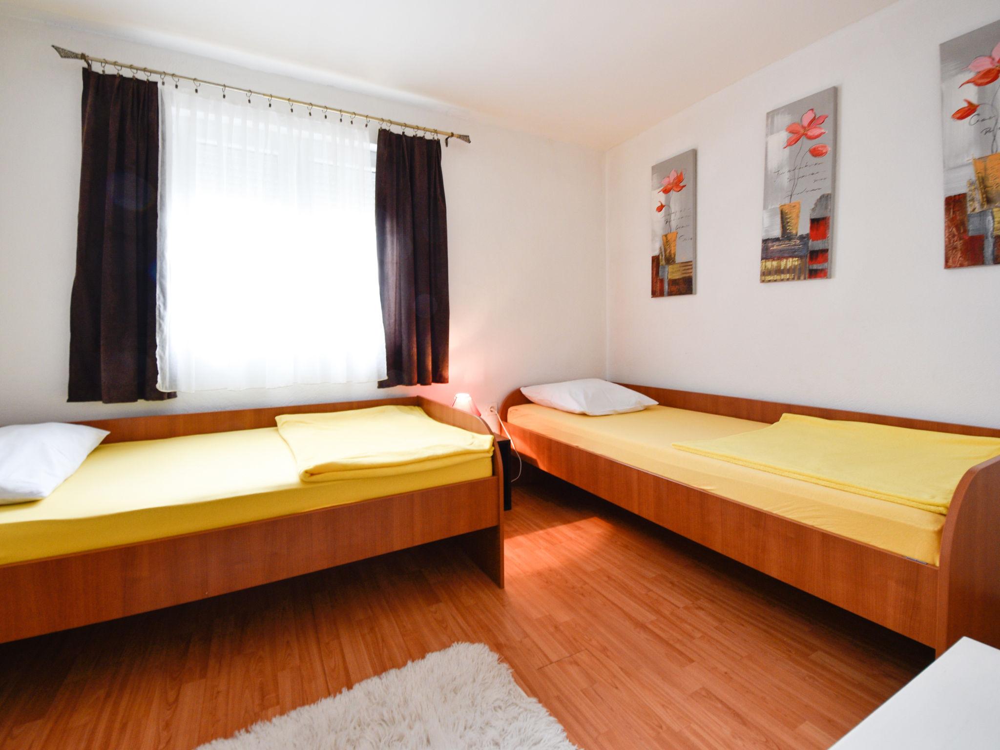 Foto 12 - Apartamento de 2 quartos em Obrovac com terraço e vistas do mar