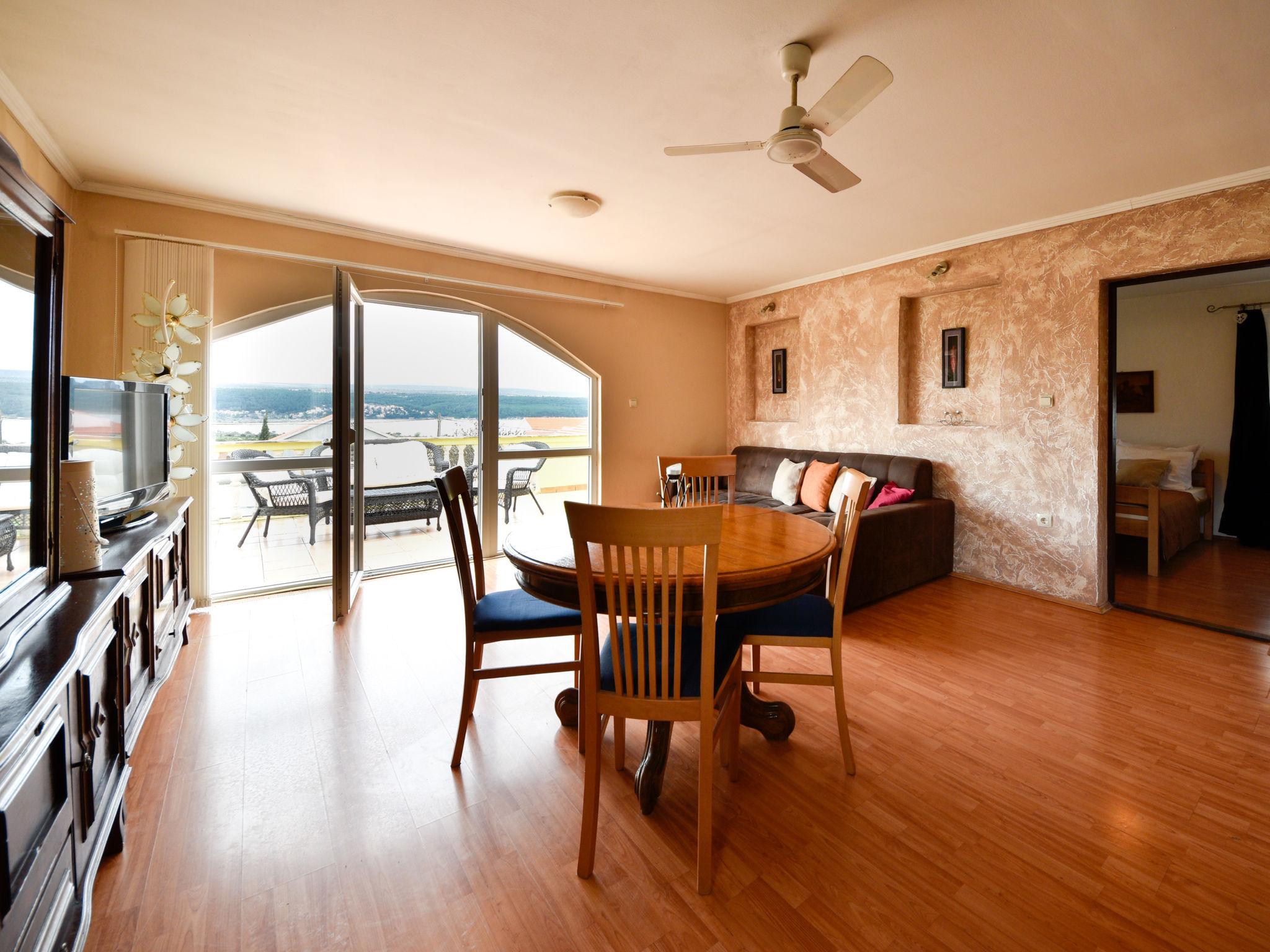 Foto 4 - Apartamento de 2 quartos em Obrovac com terraço e vistas do mar