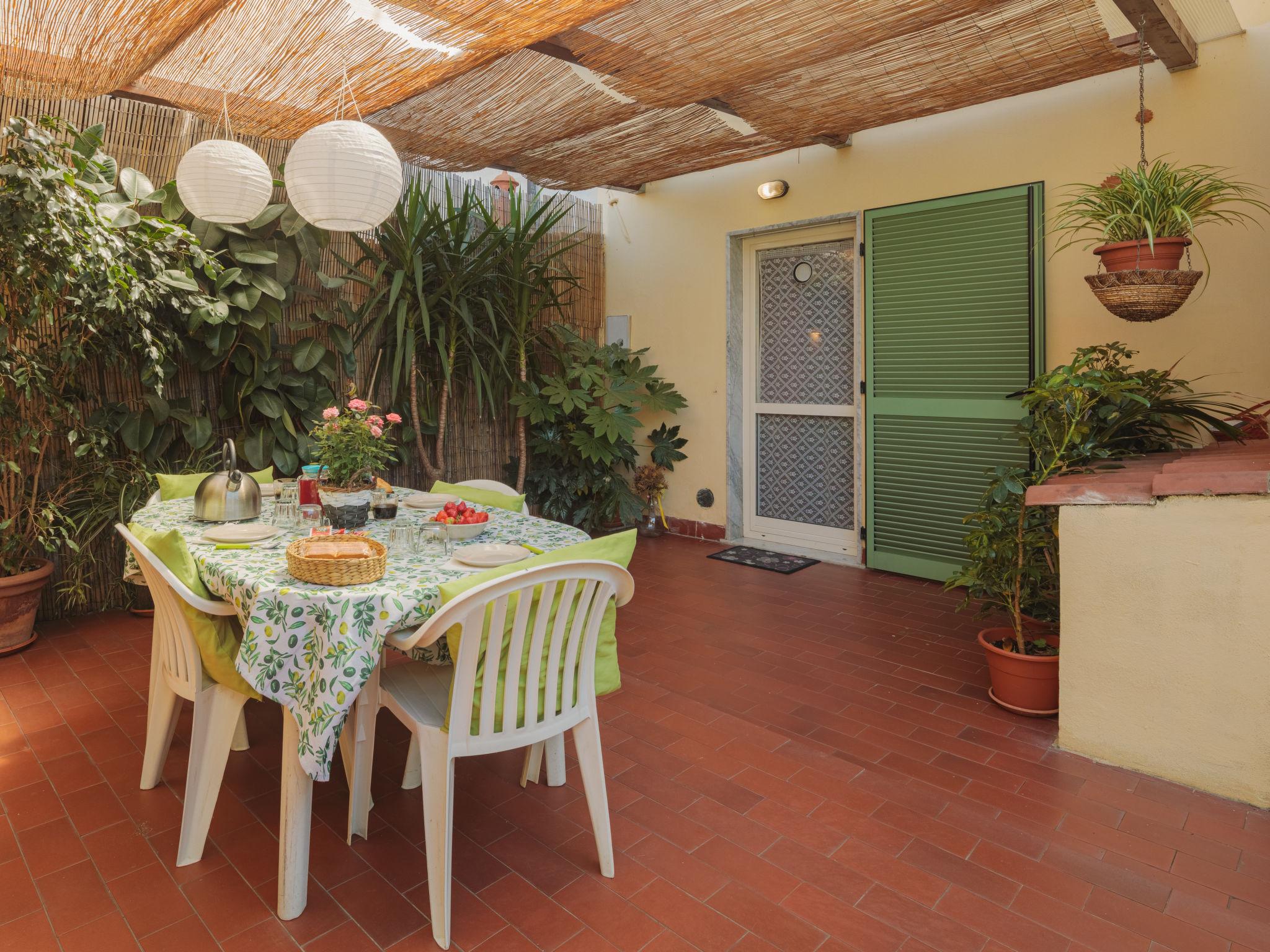 Photo 3 - Maison de 2 chambres à Massa avec terrasse et vues à la mer