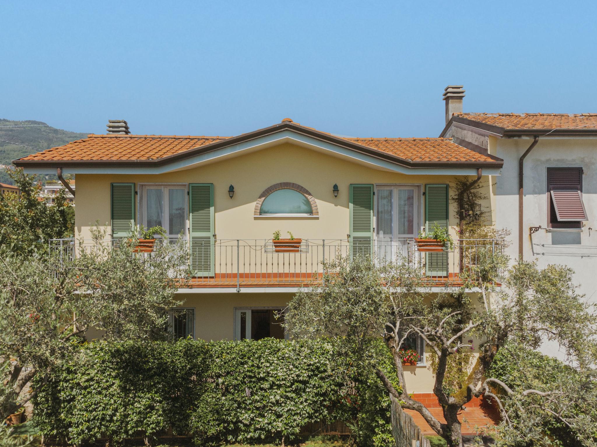 Photo 1 - Maison de 2 chambres à Massa avec terrasse et vues à la mer