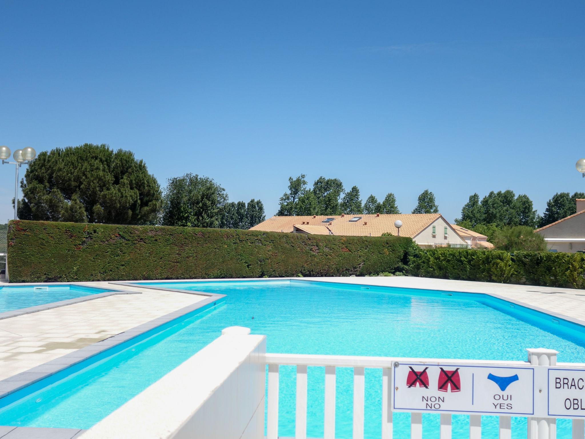 Foto 1 - Casa de 1 habitación en Les Mathes con piscina y vistas al mar