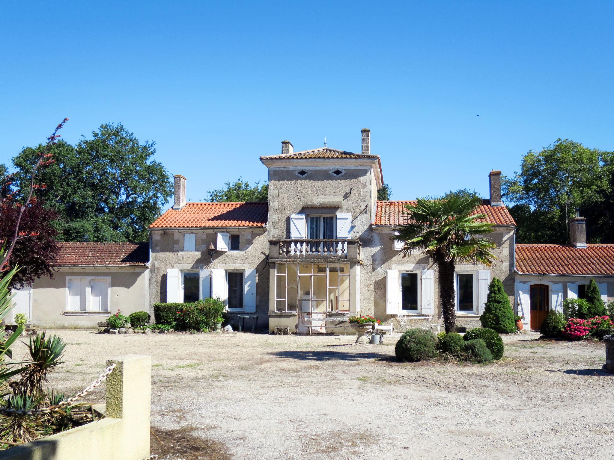 Foto 11 - Casa con 2 camere da letto a Jau-Dignac-et-Loirac con giardino e terrazza