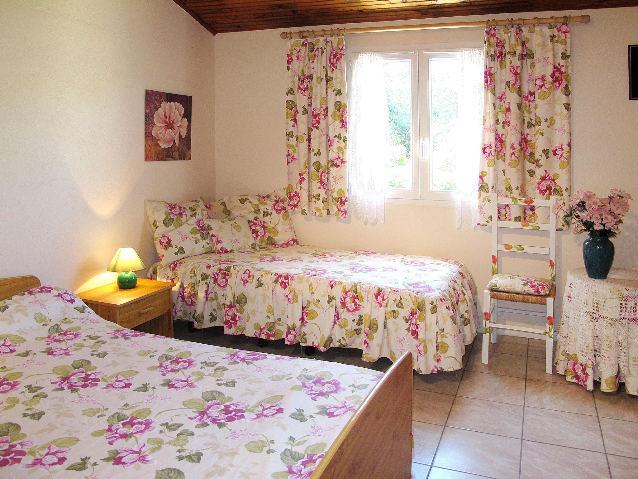 Photo 8 - 2 bedroom House in Jau-Dignac-et-Loirac with garden and terrace