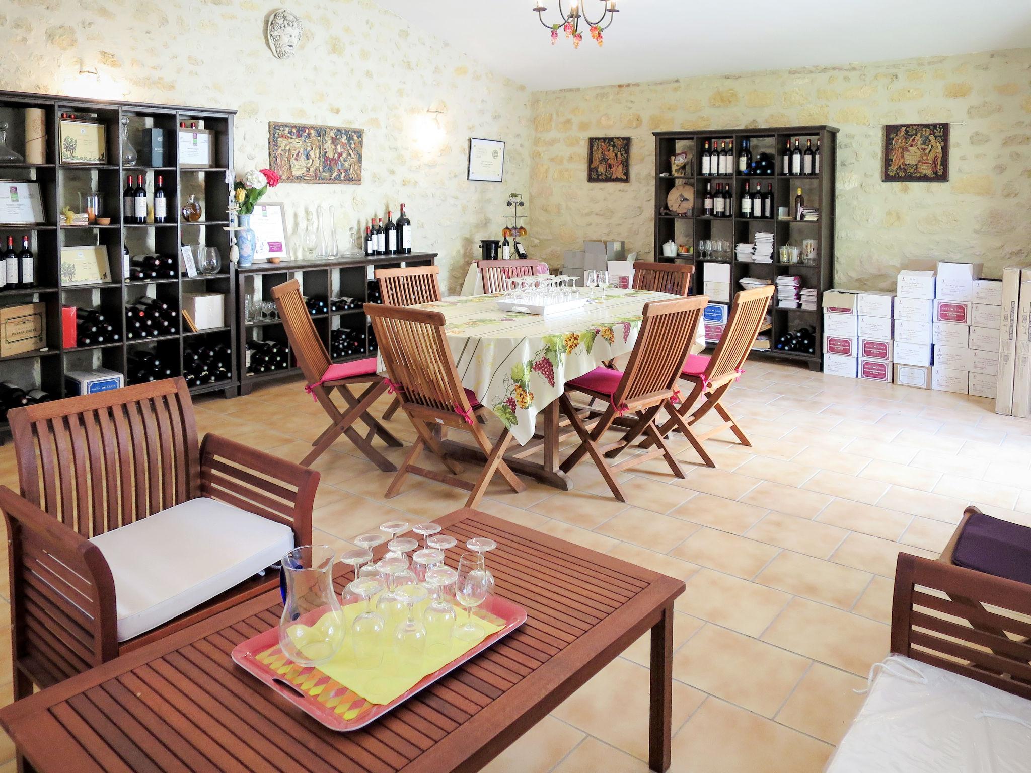 Photo 16 - 2 bedroom House in Jau-Dignac-et-Loirac with garden and terrace