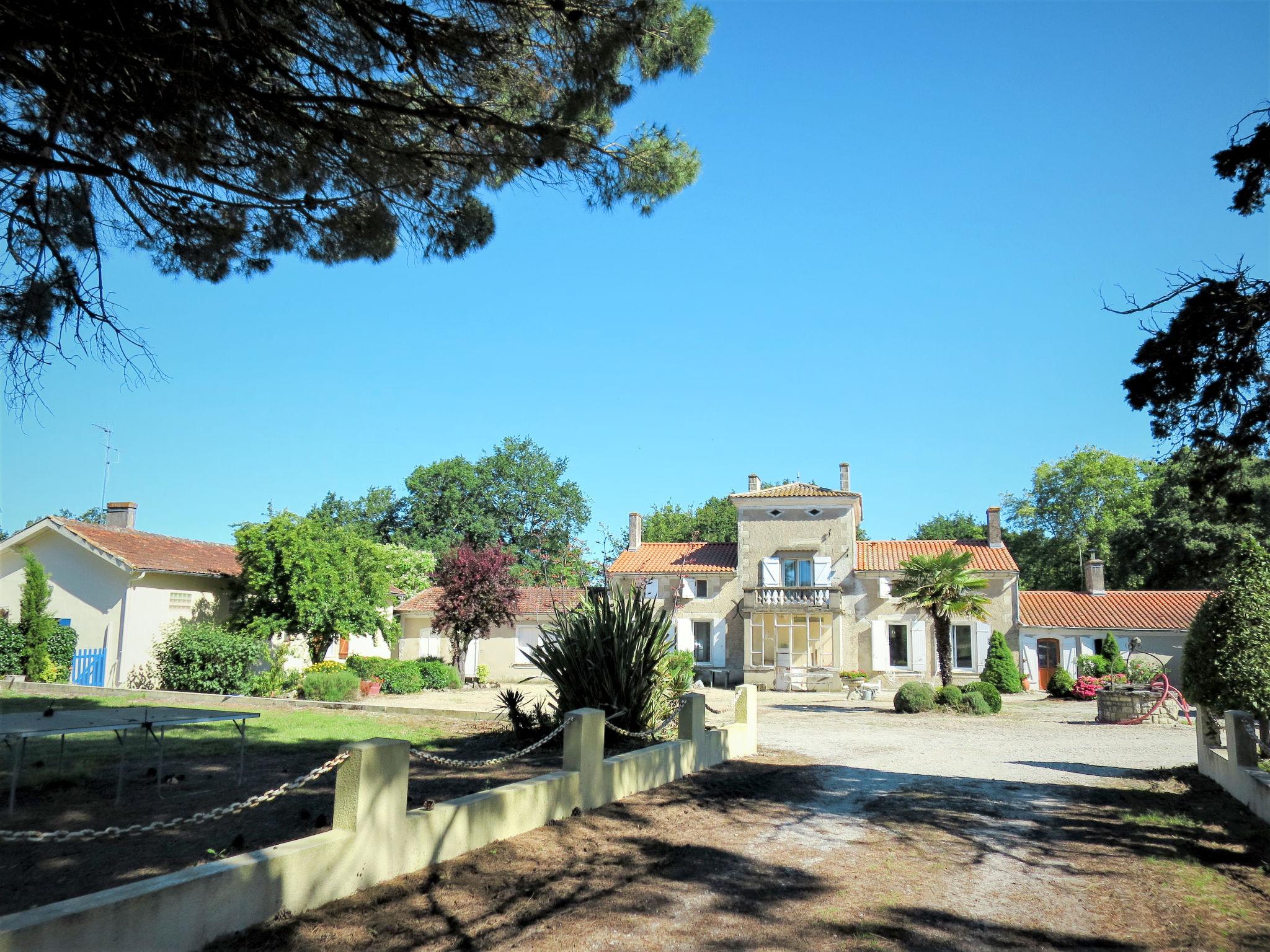 Foto 5 - Casa de 2 quartos em Jau-Dignac-et-Loirac com jardim e terraço