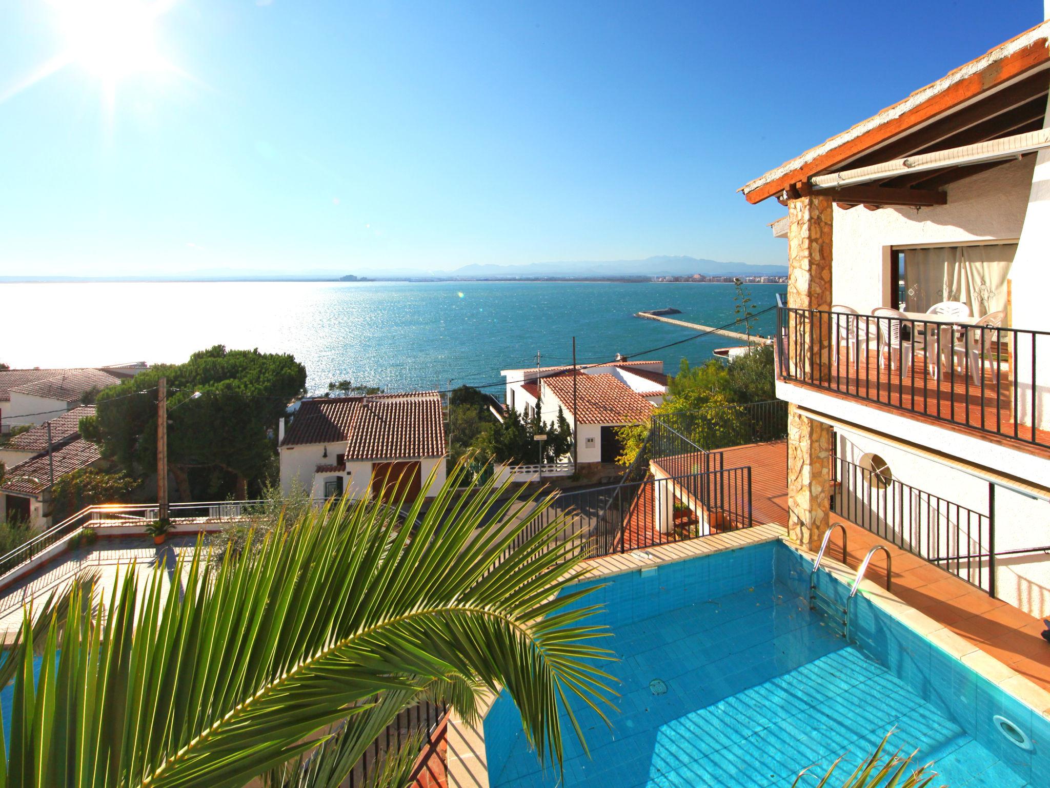 Photo 6 - Maison de 4 chambres à Roses avec piscine privée et vues à la mer