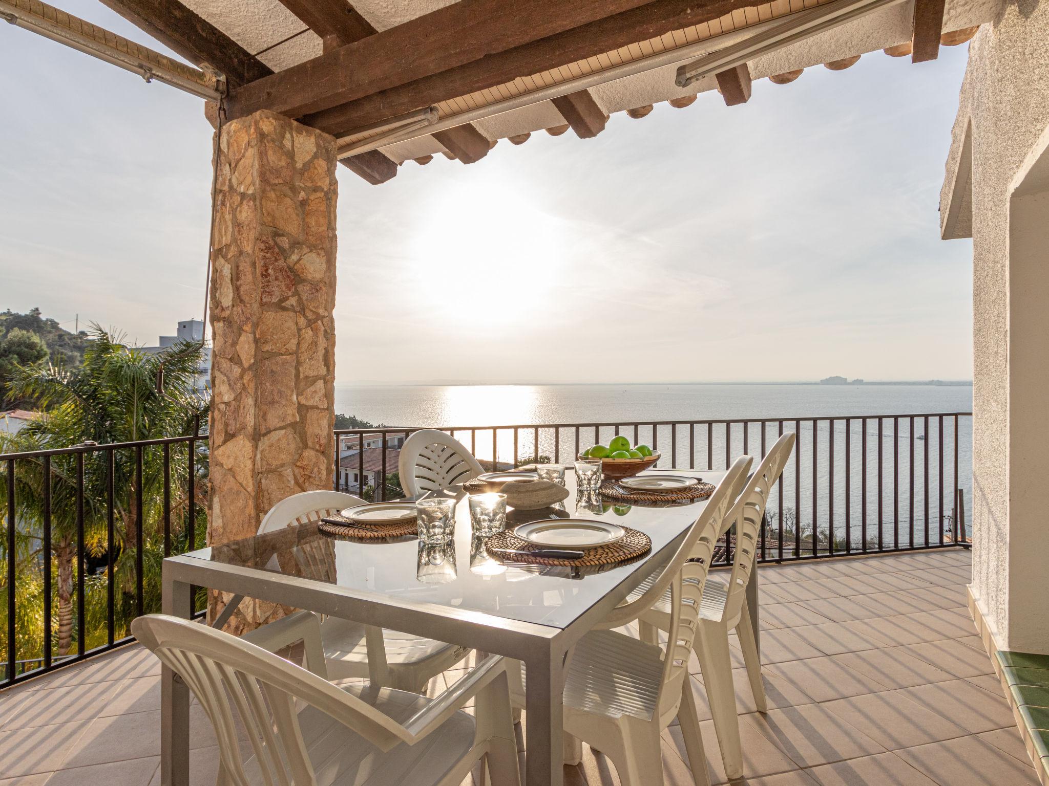 Photo 7 - Maison de 4 chambres à Roses avec piscine privée et vues à la mer