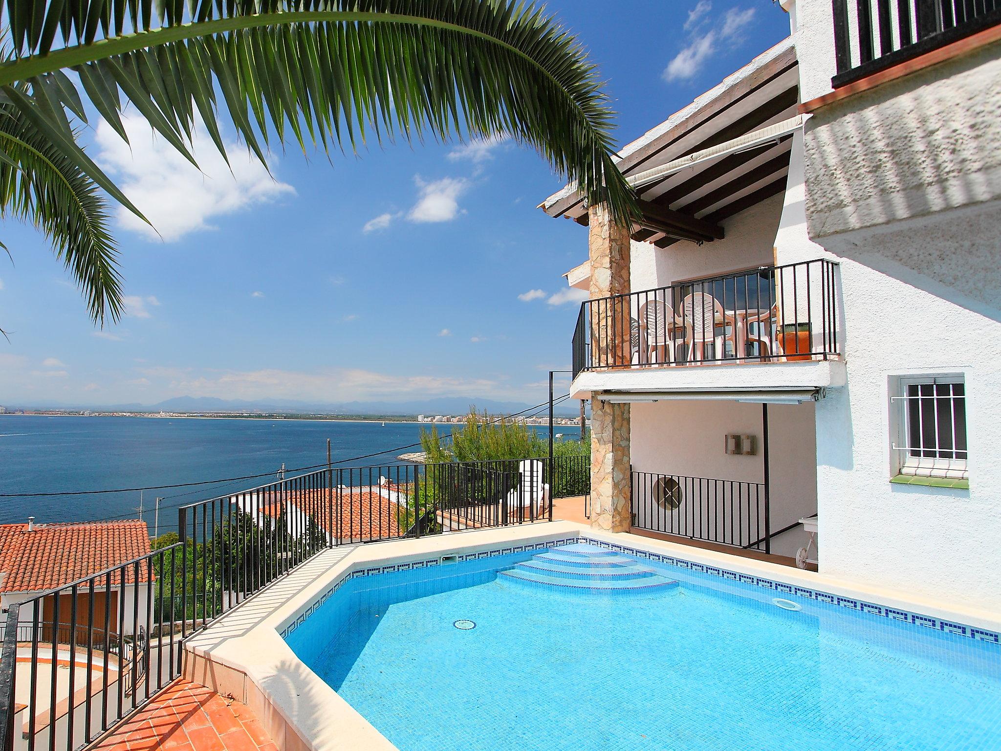 Photo 1 - Maison de 4 chambres à Roses avec piscine privée et vues à la mer