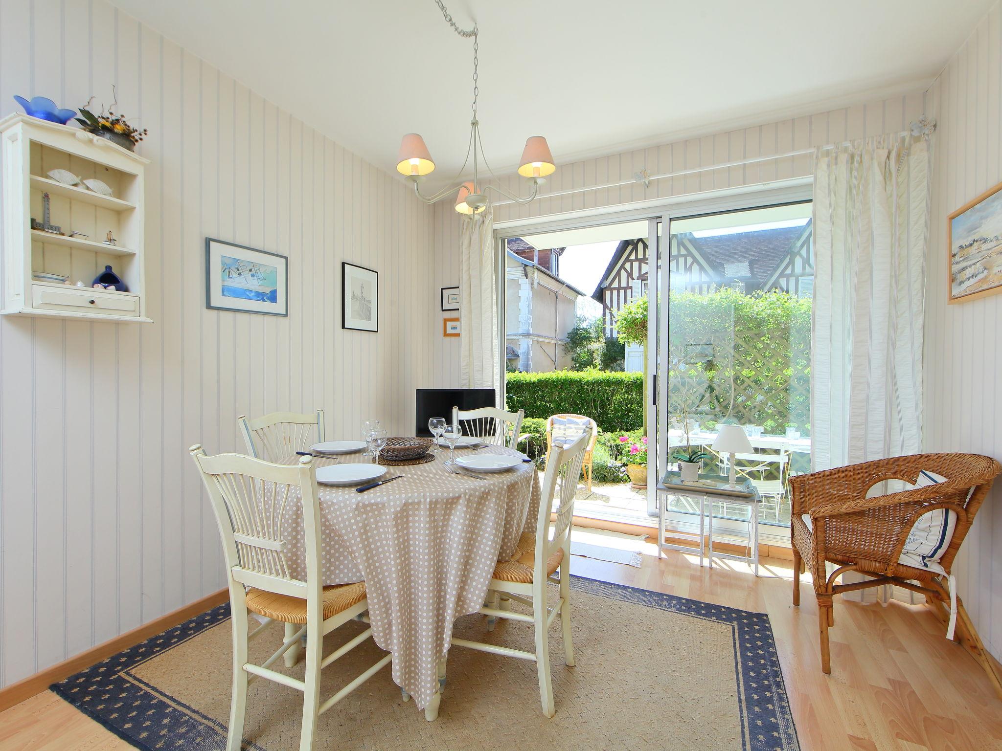 Foto 2 - Apartamento de 1 habitación en Cabourg con jardín y vistas al mar