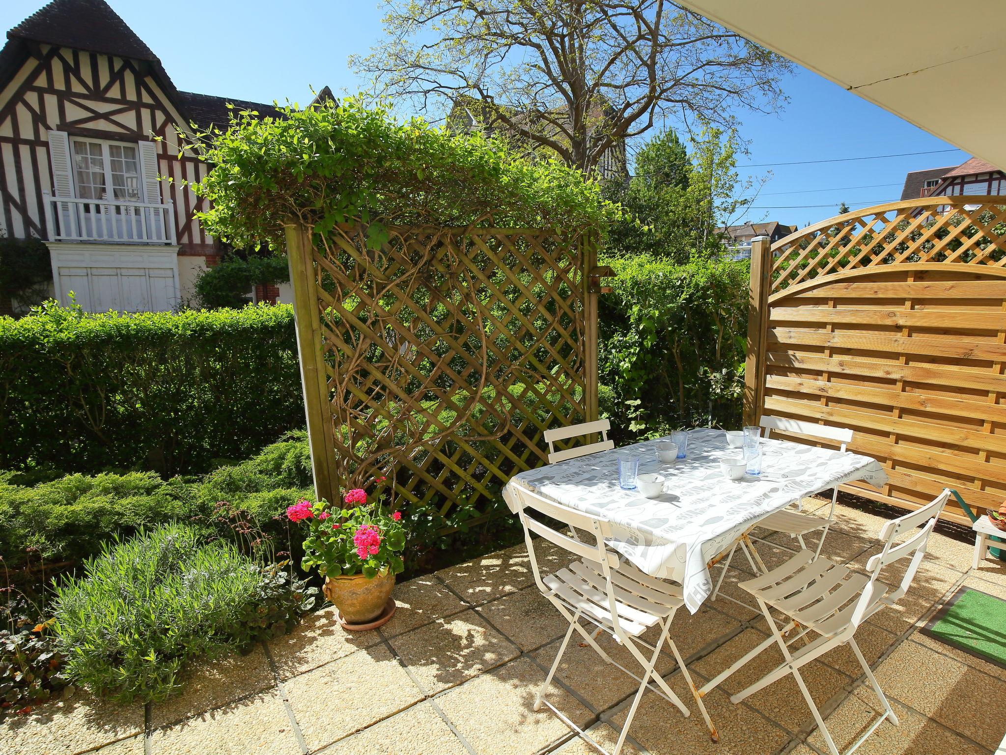 Foto 13 - Appartamento con 1 camera da letto a Cabourg con giardino e terrazza