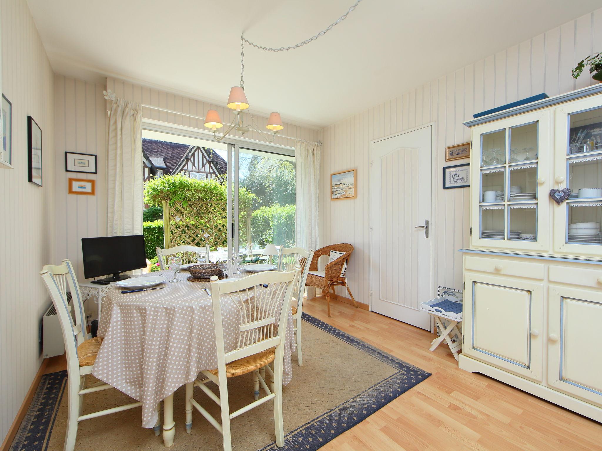 Foto 7 - Apartamento de 1 habitación en Cabourg con jardín y vistas al mar