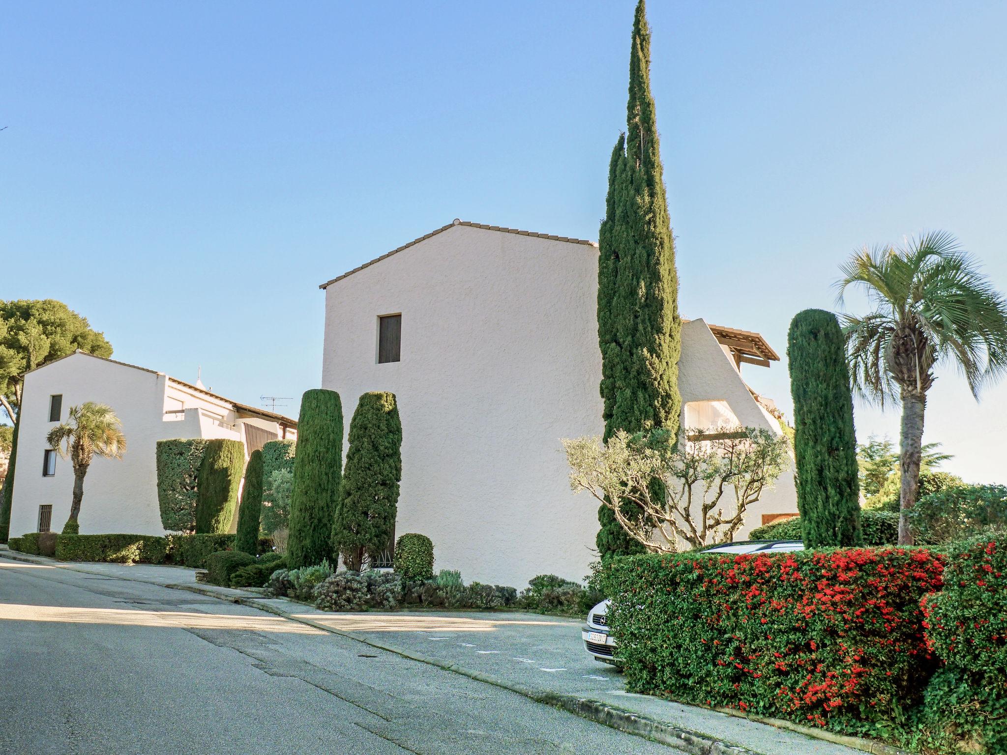 Photo 18 - Apartment in La Ciotat with swimming pool and garden