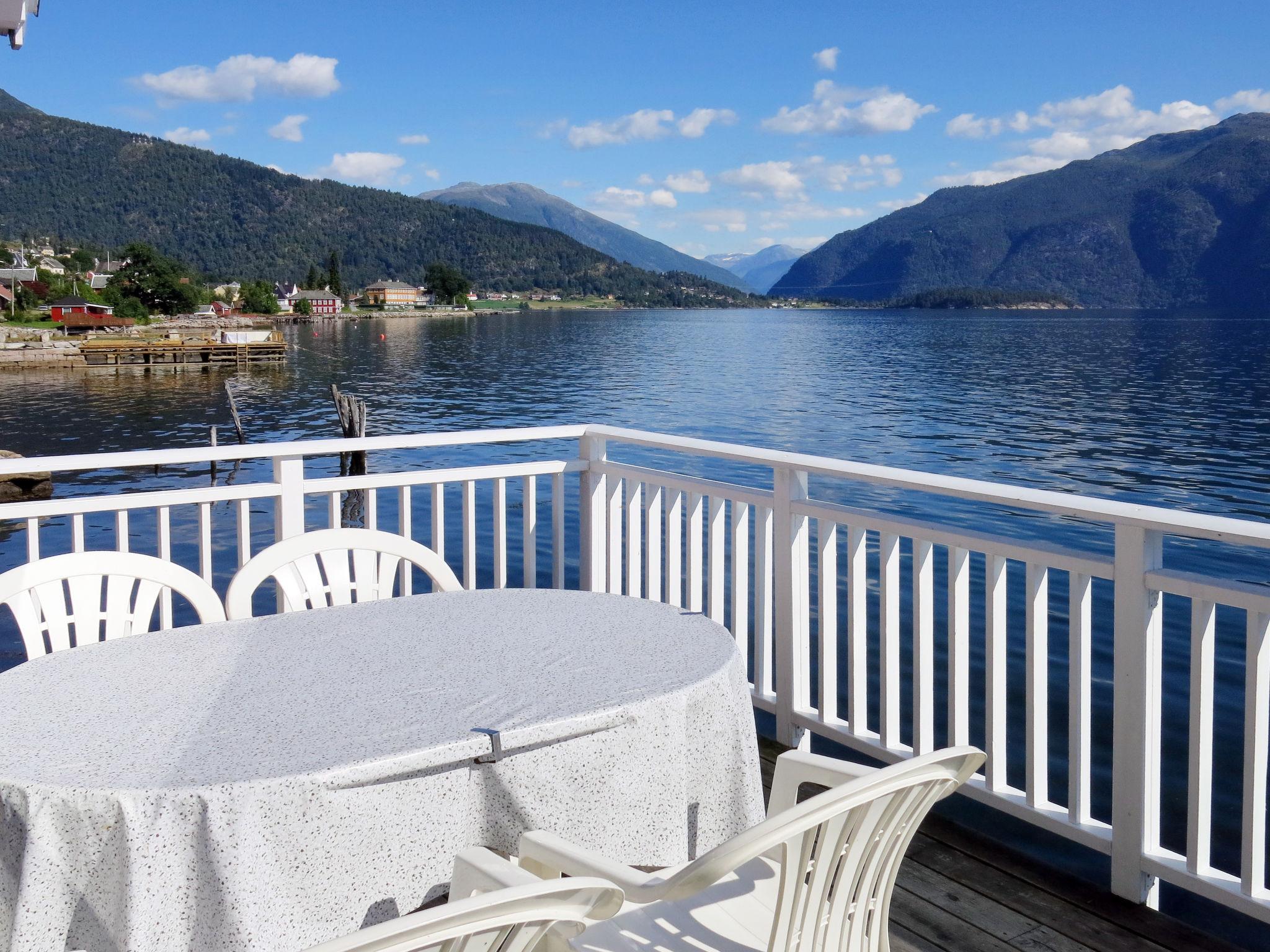 Foto 8 - Casa de 2 habitaciones en Balestrand con jardín y terraza