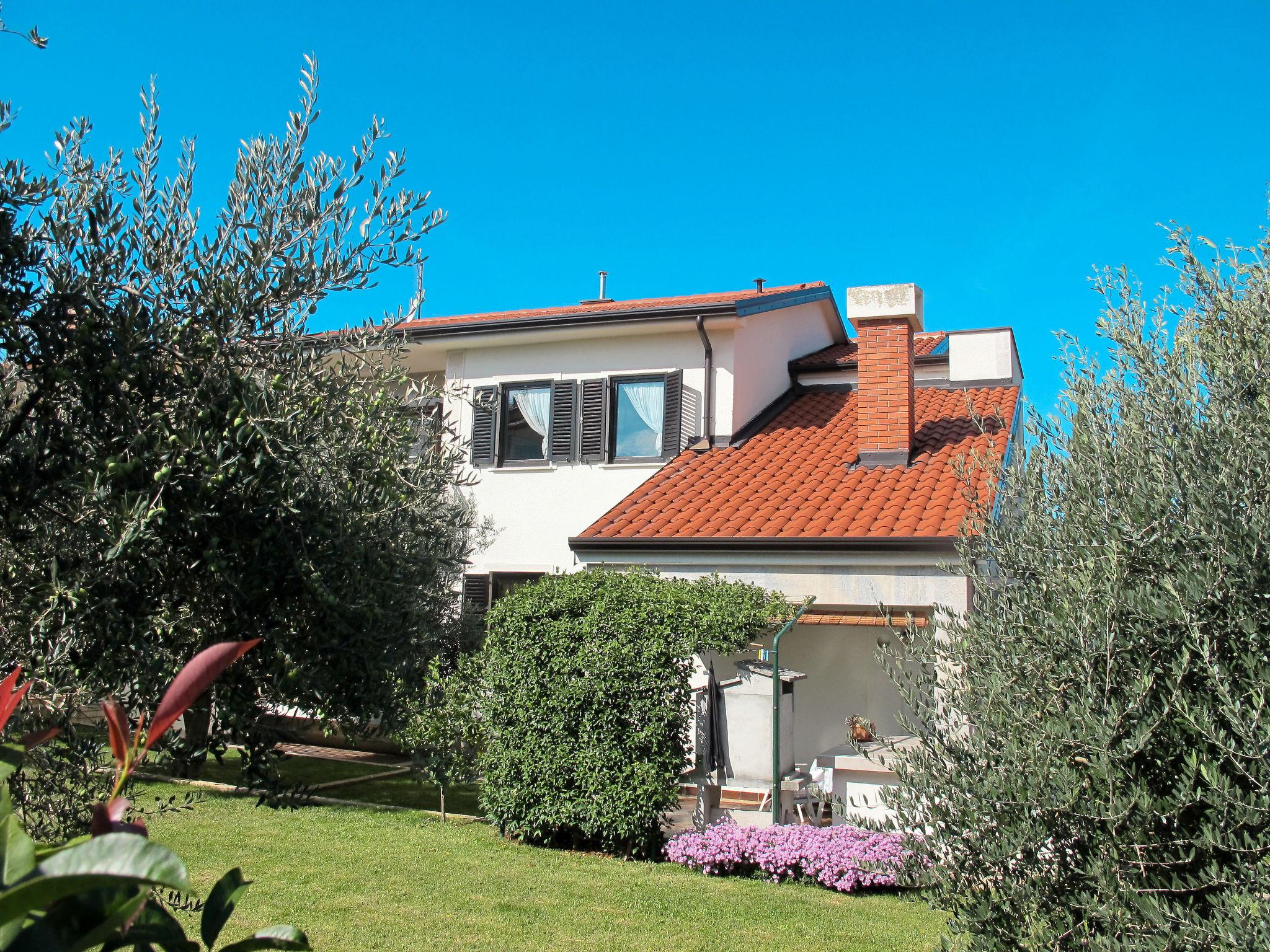 Photo 1 - Appartement de 2 chambres à Umag avec jardin et vues à la mer