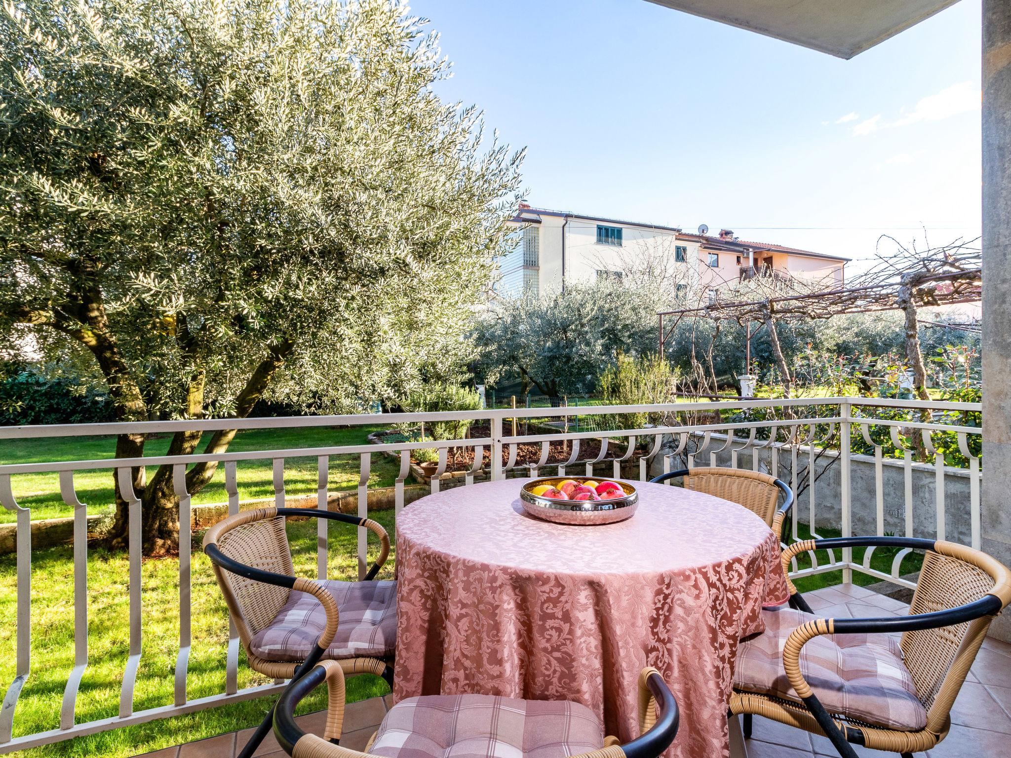 Photo 12 - Appartement de 2 chambres à Umag avec jardin et terrasse