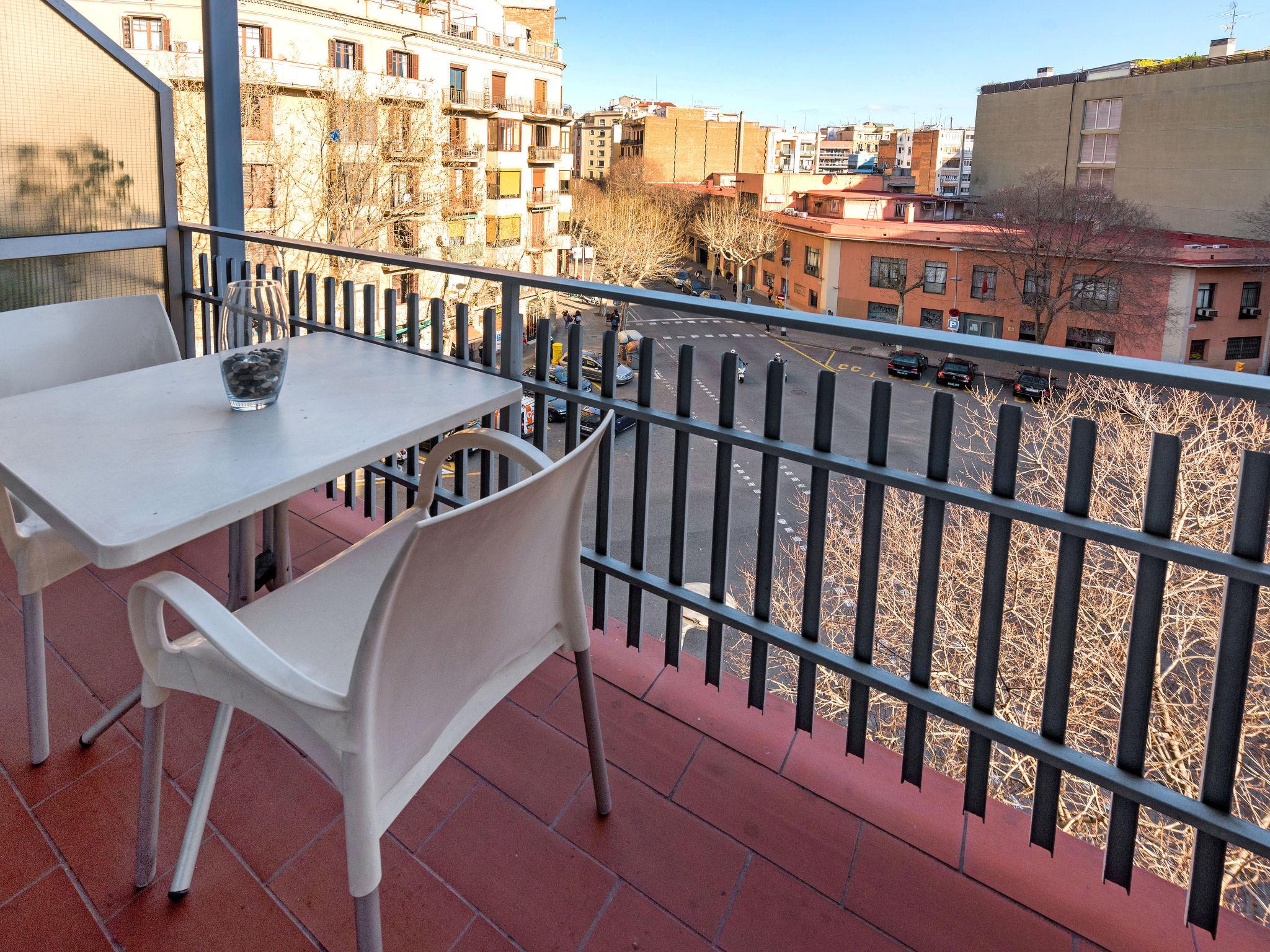 Foto 19 - Apartment mit 4 Schlafzimmern in Barcelona