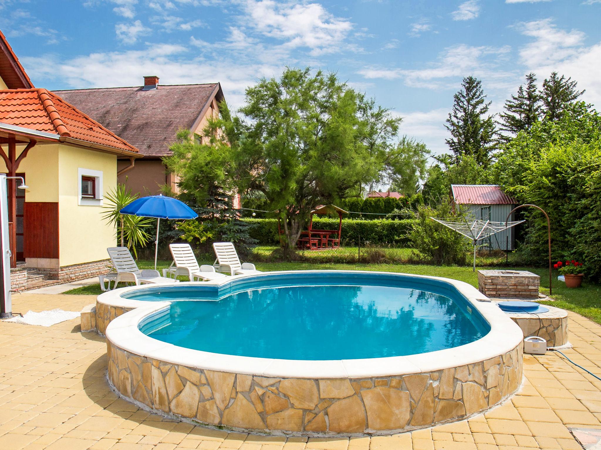 Photo 3 - Maison de 3 chambres à Balatonmáriafürdő avec piscine et jardin