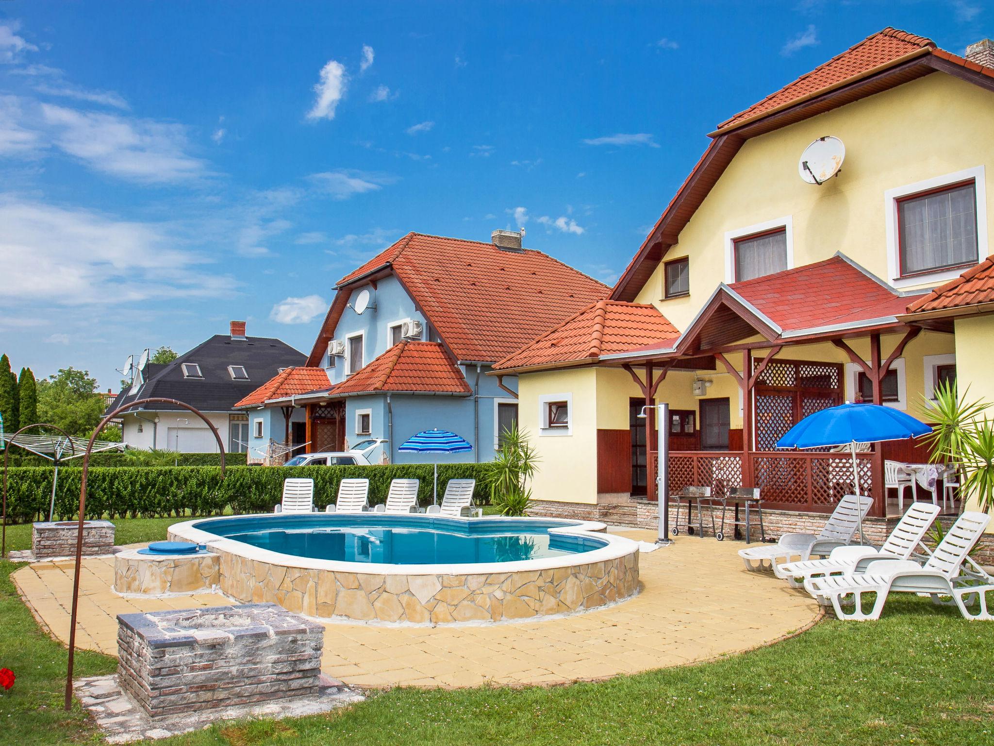 Photo 12 - Maison de 3 chambres à Balatonmáriafürdő avec piscine et jardin
