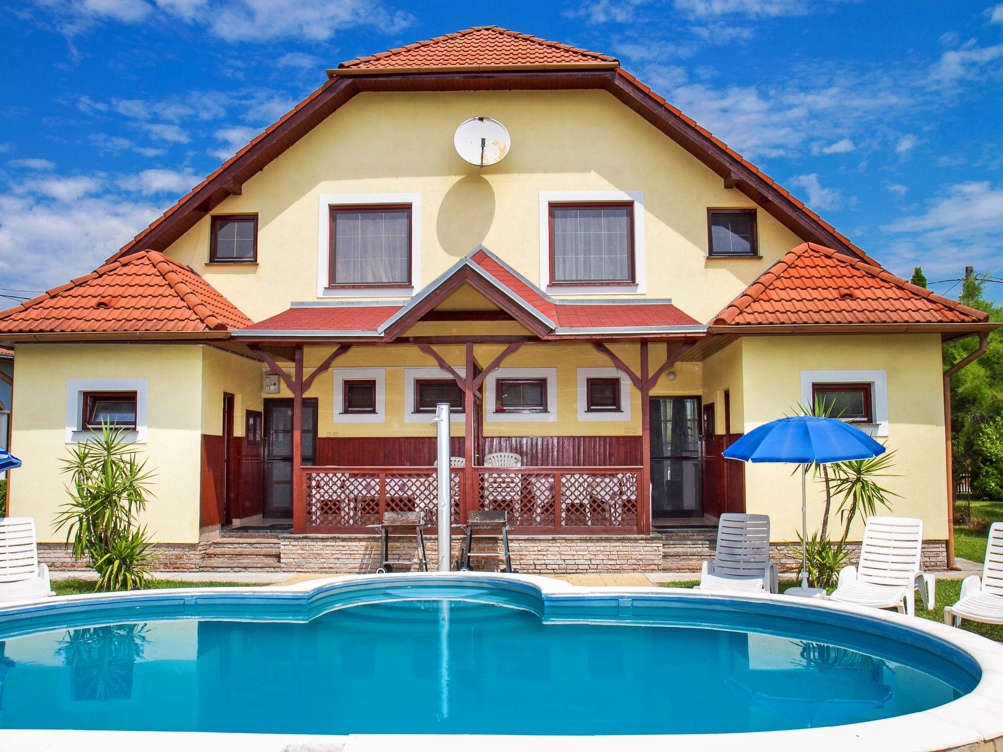 Photo 1 - Maison de 3 chambres à Balatonmáriafürdő avec piscine et jardin