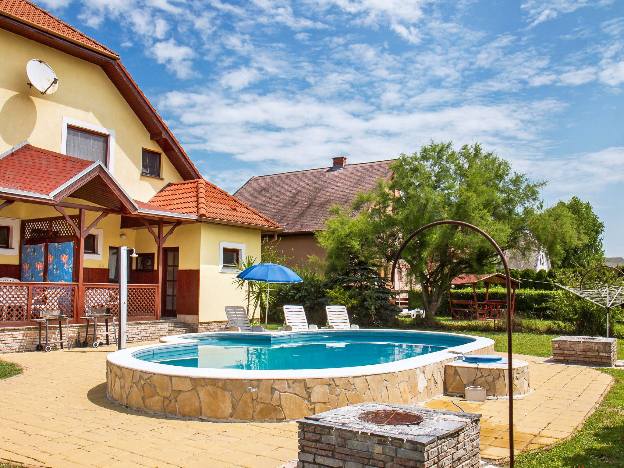 Photo 2 - Maison de 3 chambres à Balatonmáriafürdő avec piscine et jardin