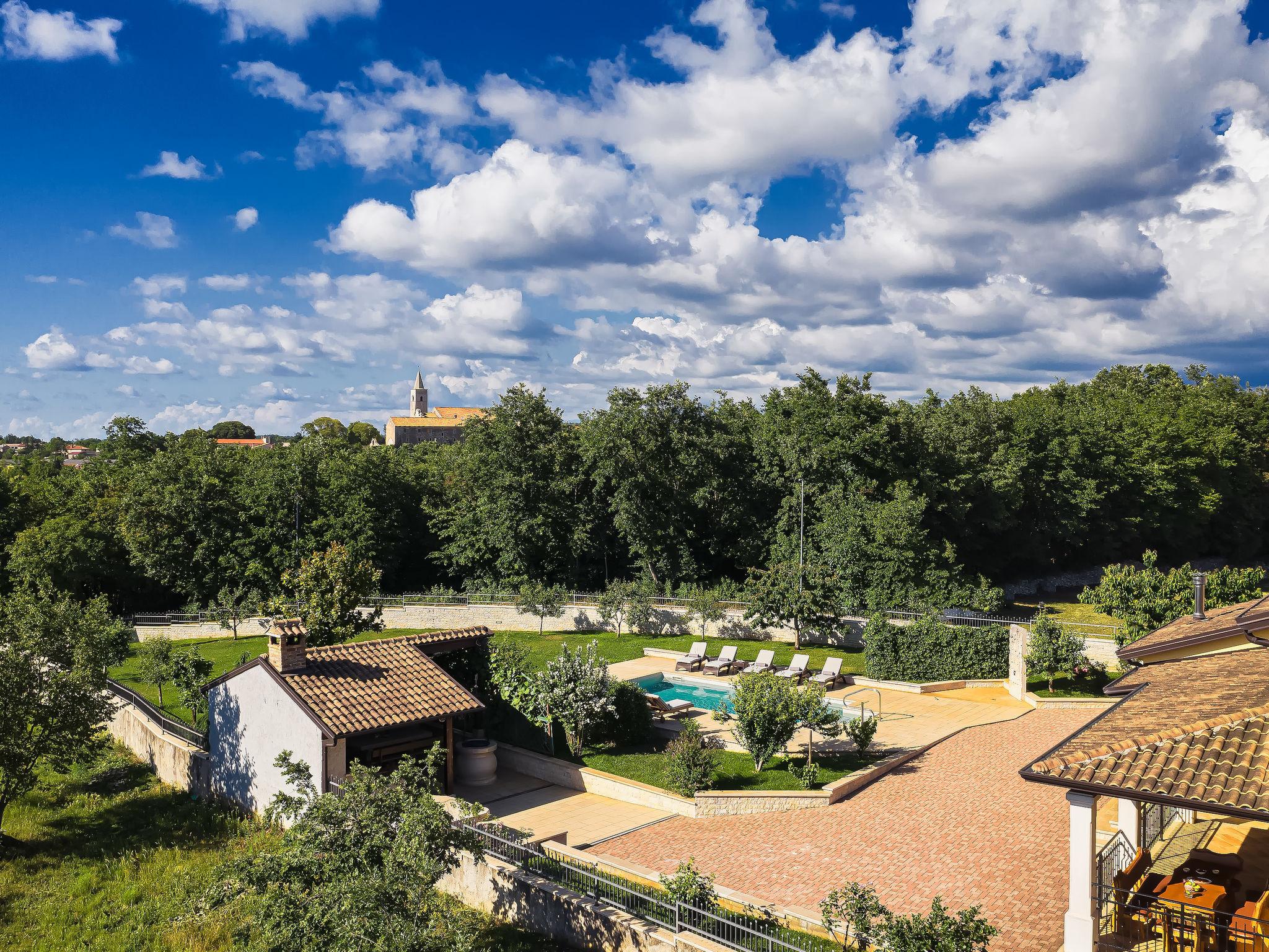 Foto 17 - Casa de 5 habitaciones en Sveti Petar u Šumi con piscina privada y jardín