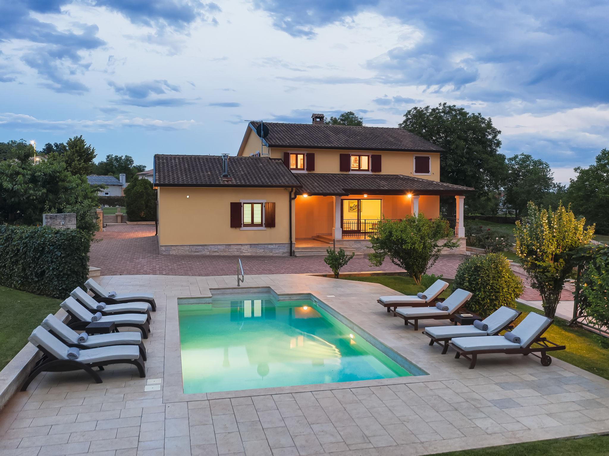 Photo 32 - Maison de 5 chambres à Sveti Petar u Šumi avec piscine privée et jardin