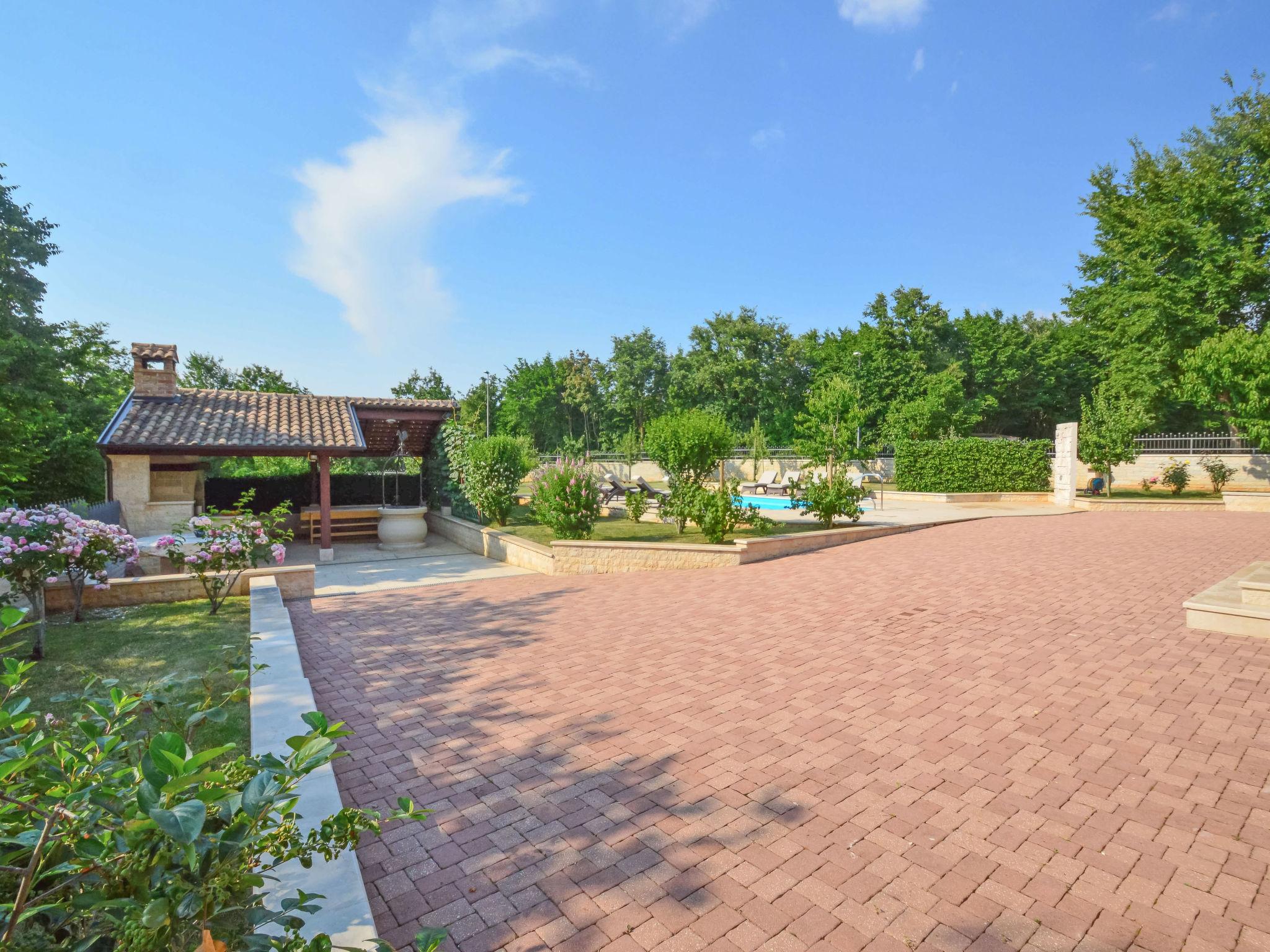 Foto 30 - Casa de 5 habitaciones en Sveti Petar u Šumi con piscina privada y jardín