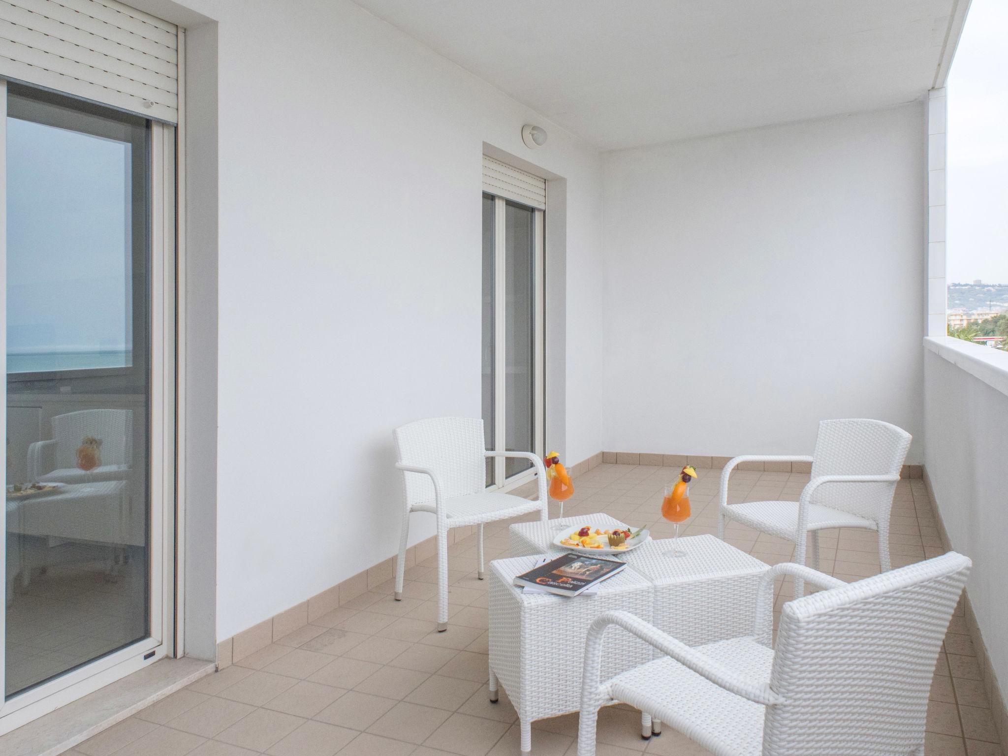 Foto 3 - Apartamento de 2 habitaciones en Vasto con piscina y vistas al mar