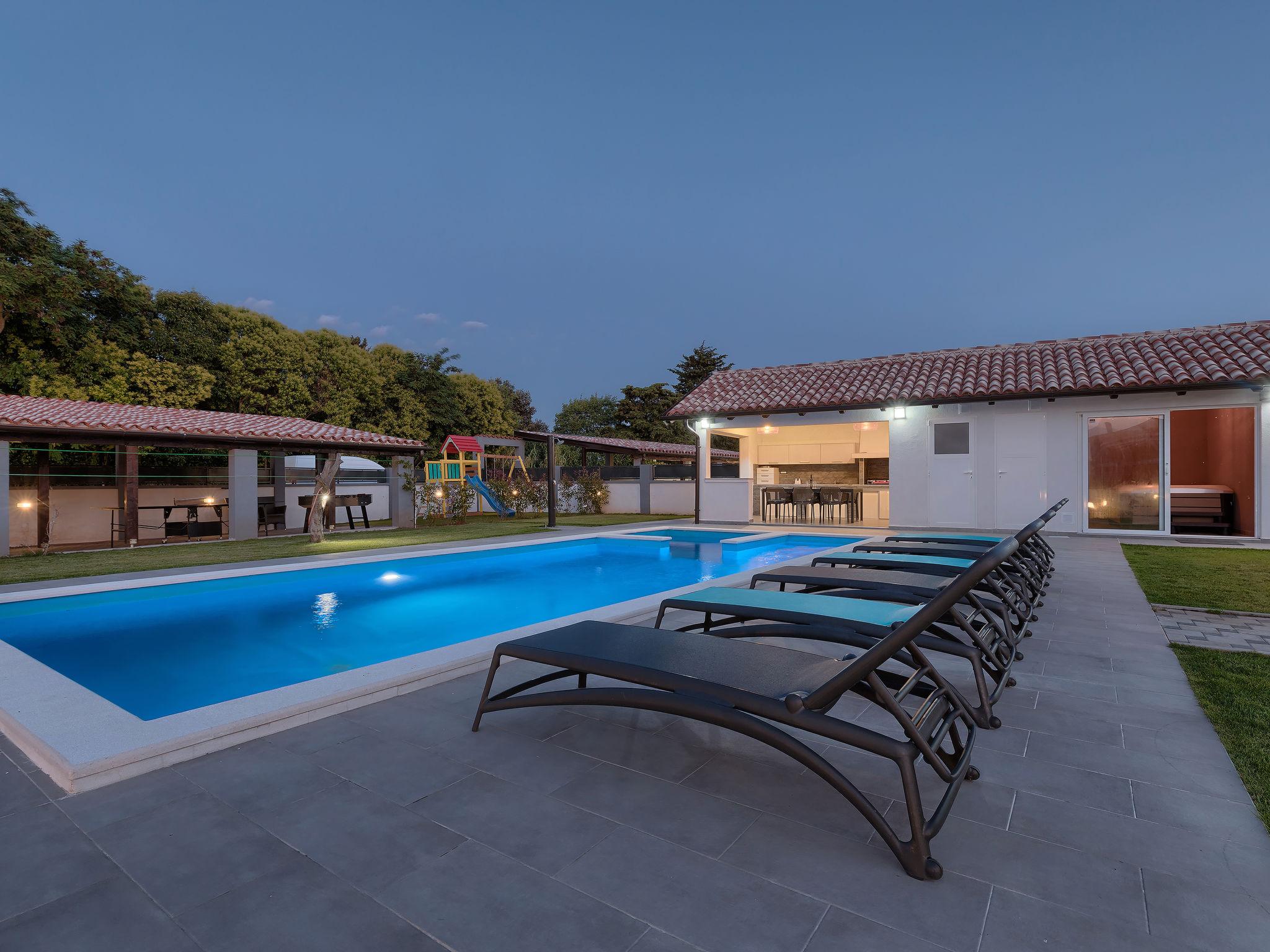 Foto 17 - Casa de 3 quartos em Ližnjan com piscina privada e jardim