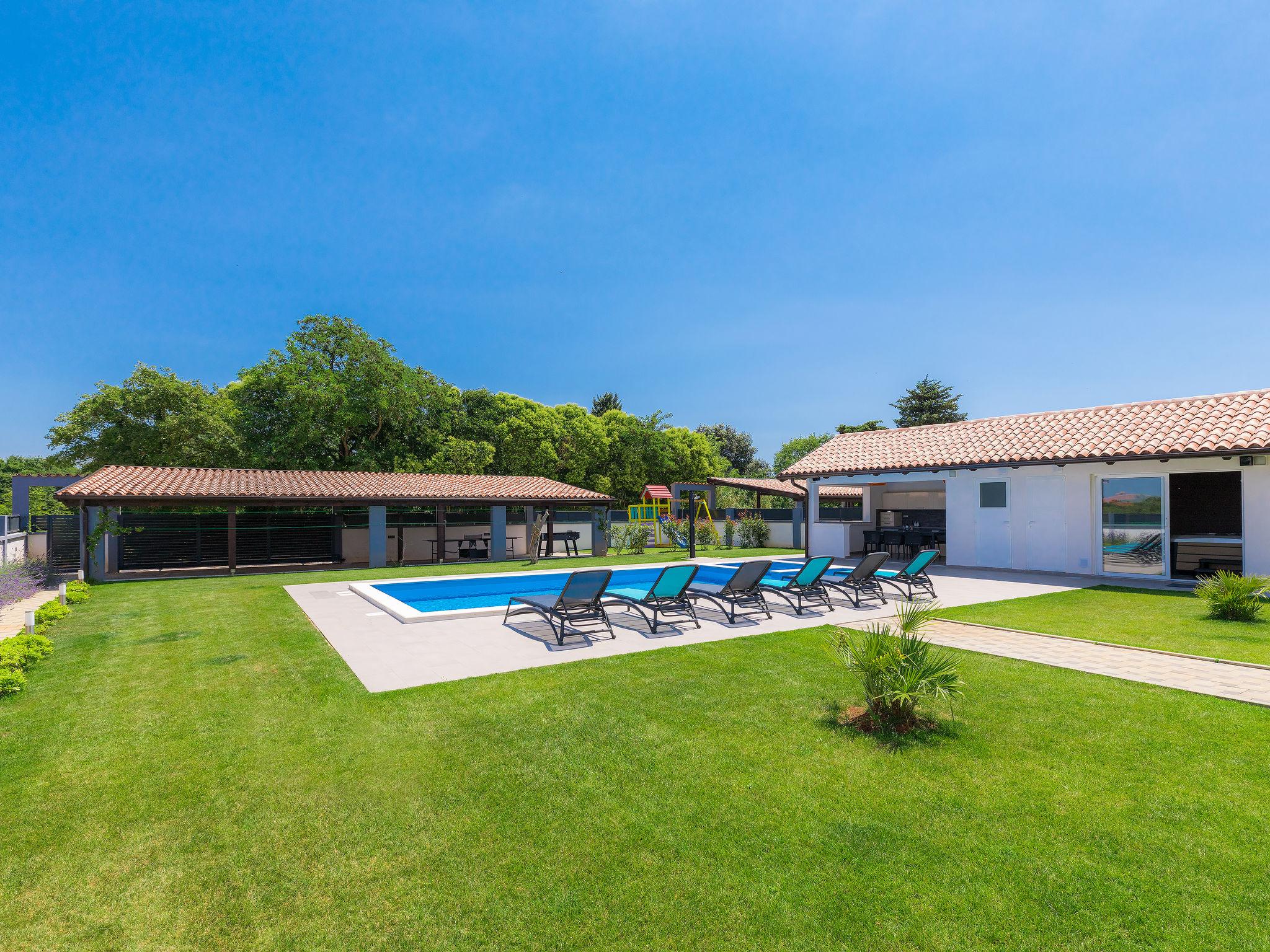 Foto 18 - Casa con 3 camere da letto a Ližnjan con piscina privata e giardino
