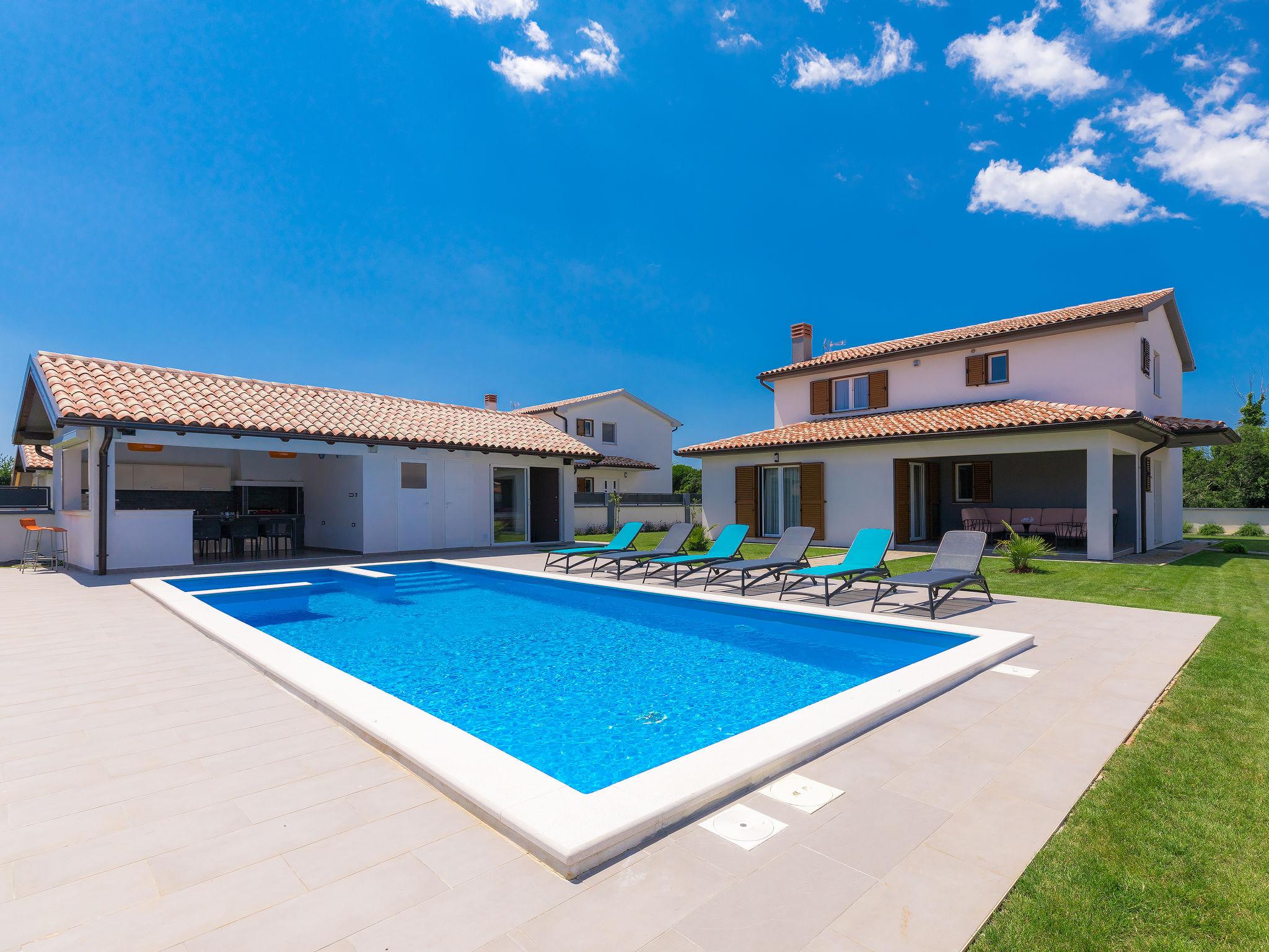 Photo 26 - Maison de 3 chambres à Ližnjan avec piscine privée et jardin