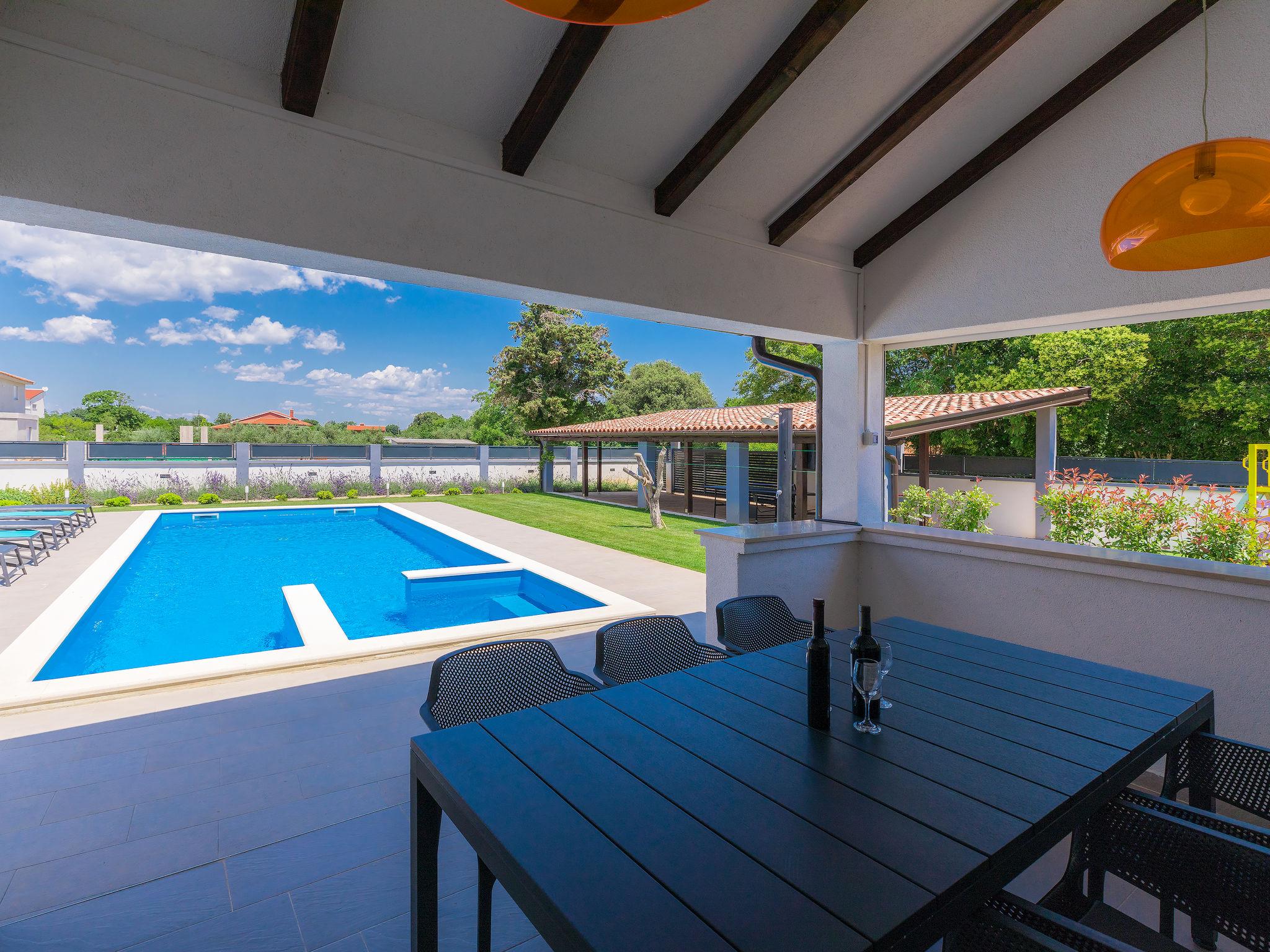 Foto 41 - Casa de 6 quartos em Ližnjan com piscina privada e jardim