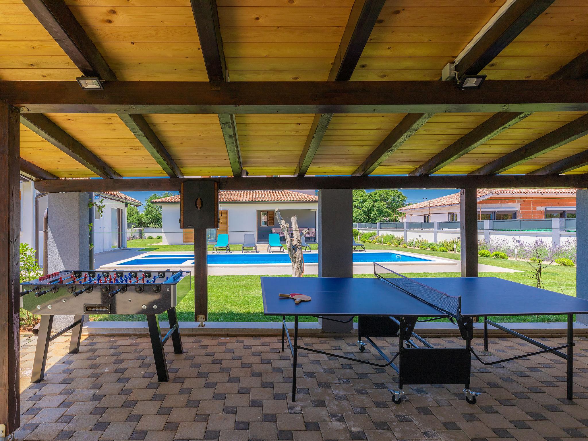 Photo 32 - Maison de 6 chambres à Ližnjan avec piscine privée et jardin