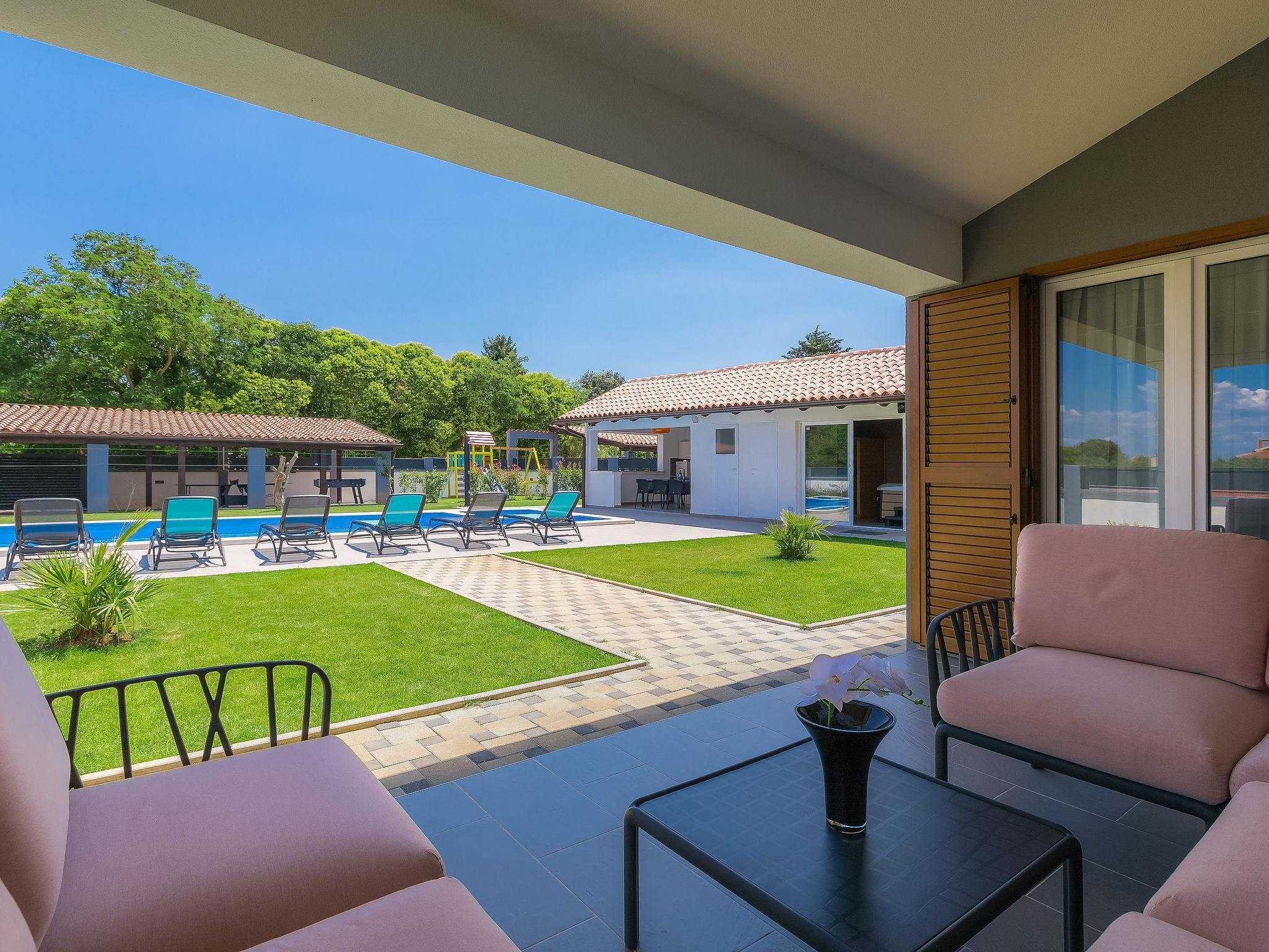 Photo 1 - Maison de 3 chambres à Ližnjan avec piscine privée et jardin