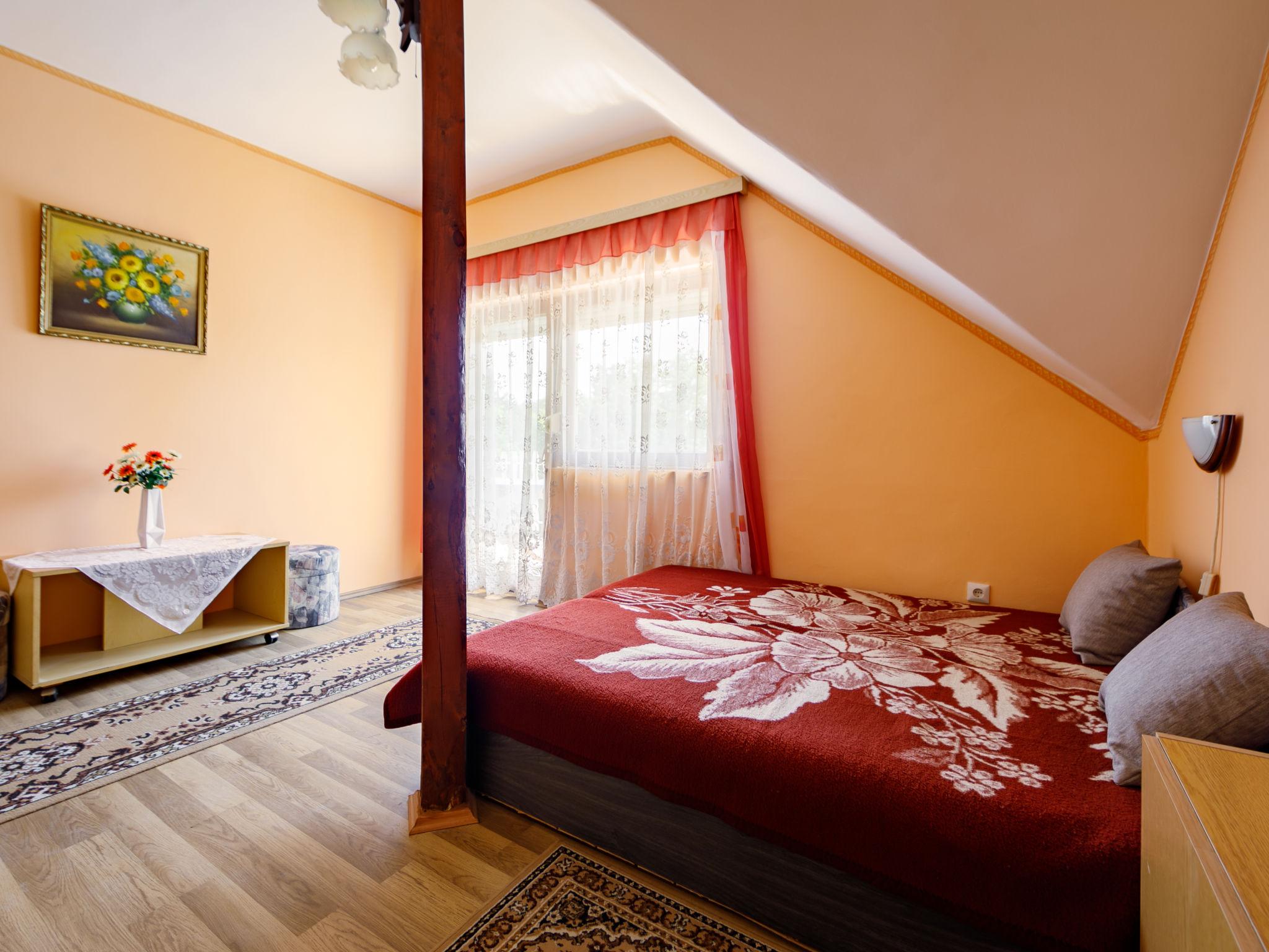 Foto 6 - Appartamento con 3 camere da letto a Balatonszemes con giardino e vista sulle montagne