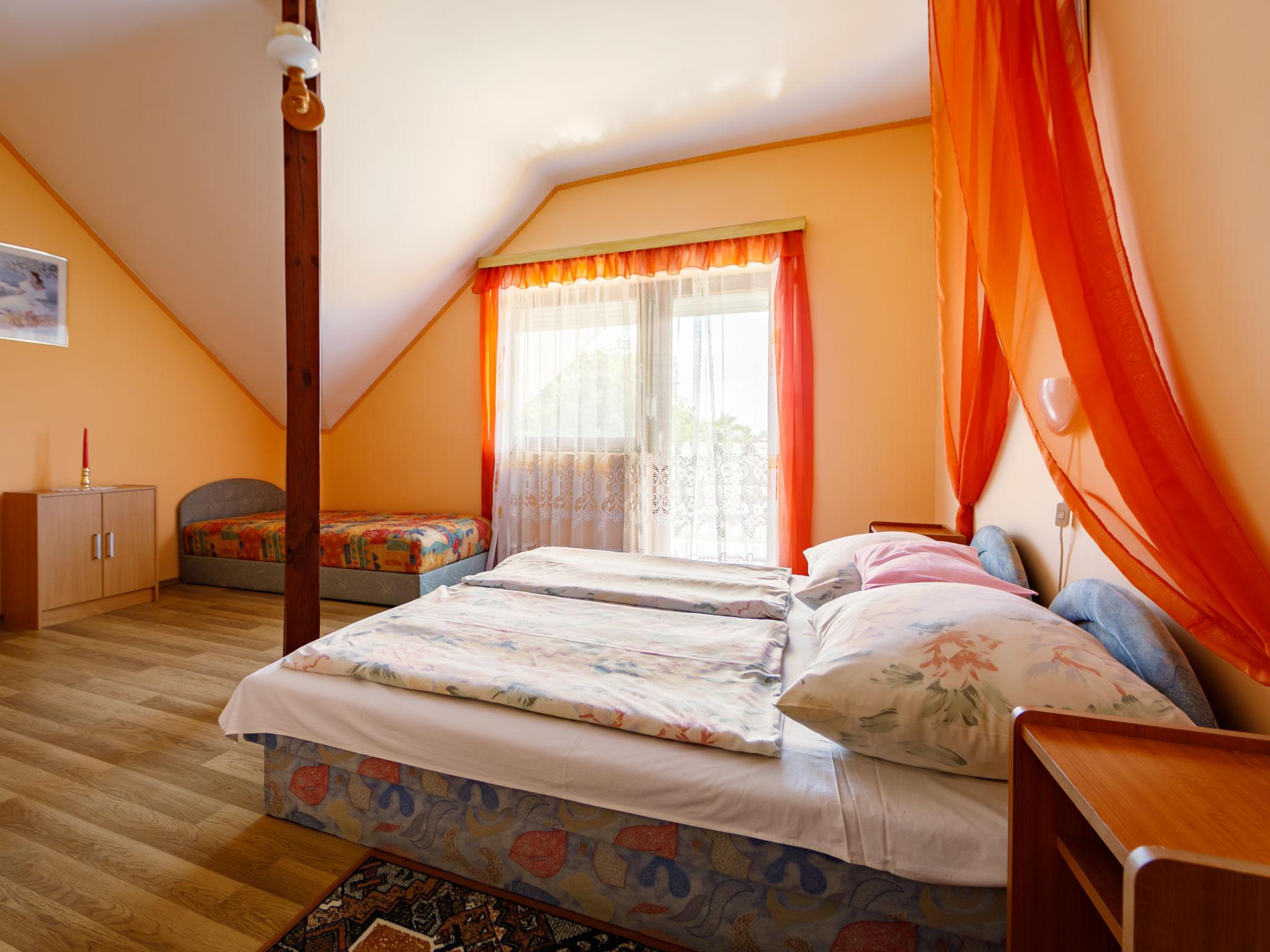 Foto 5 - Appartamento con 3 camere da letto a Balatonszemes con giardino e vista sulle montagne