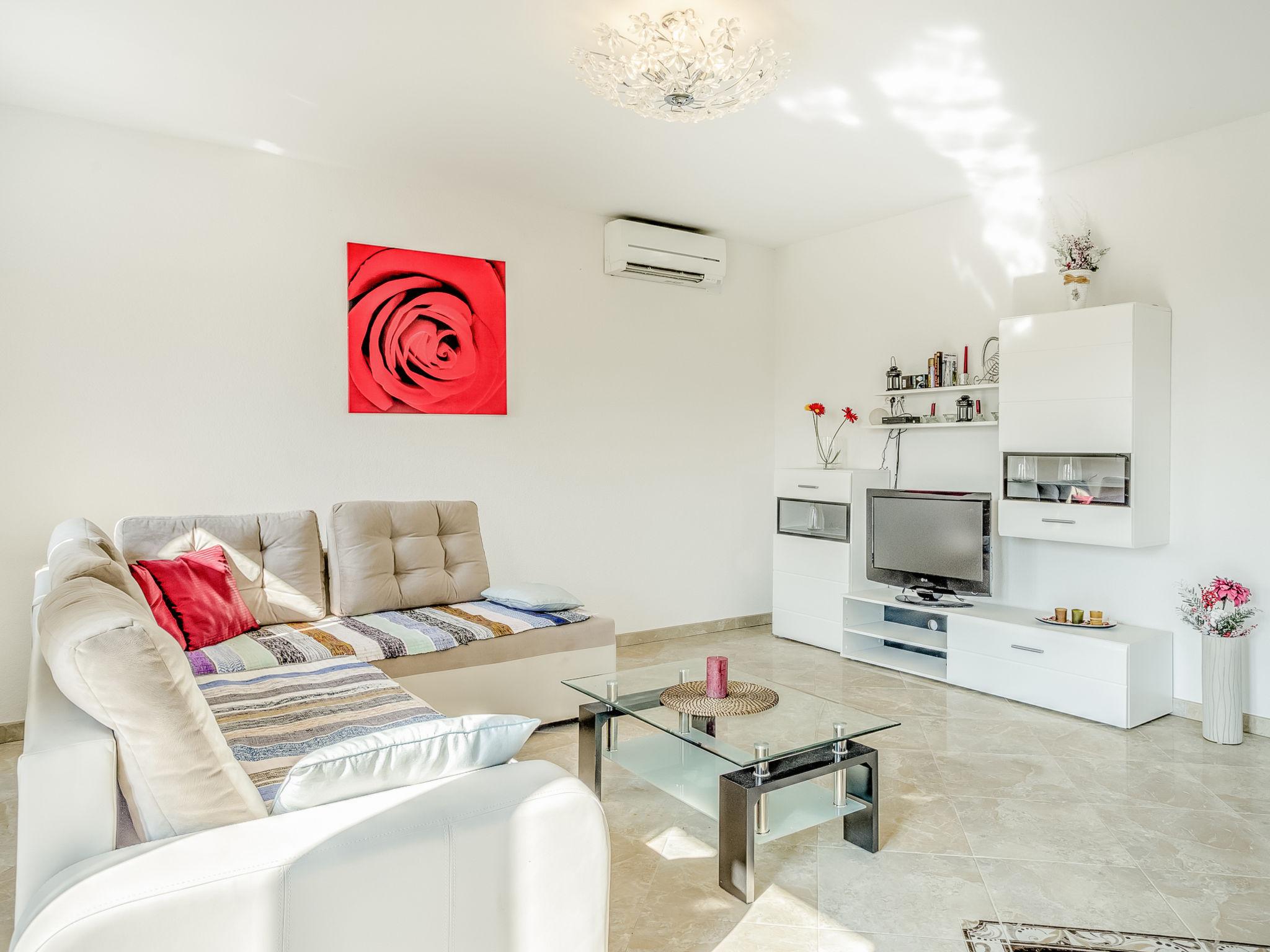 Foto 2 - Apartamento de 2 quartos em Tar-Vabriga com piscina e vistas do mar